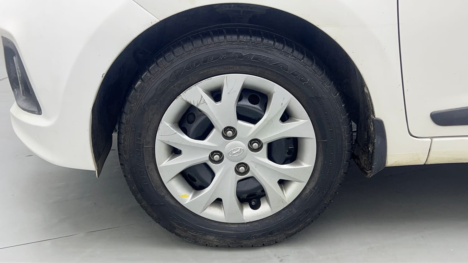 Used 2016 Hyundai Grand i10 Sportz 1.2 Kappa VTVT Petrol Manual tyres LEFT FRONT TYRE RIM VIEW