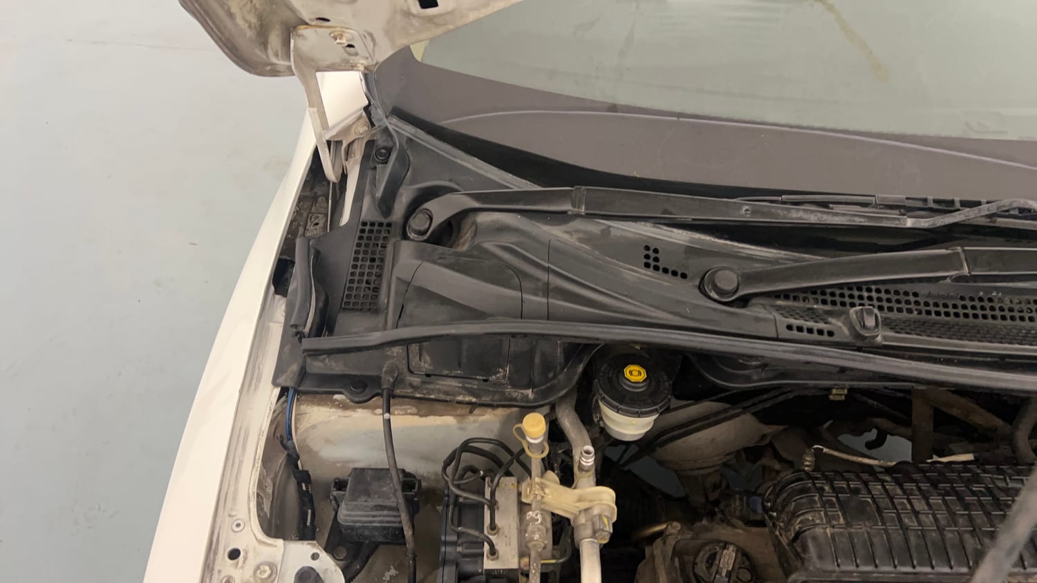 Used 2015 Honda City VX CVT Petrol Automatic engine ENGINE RIGHT SIDE HINGE & APRON VIEW
