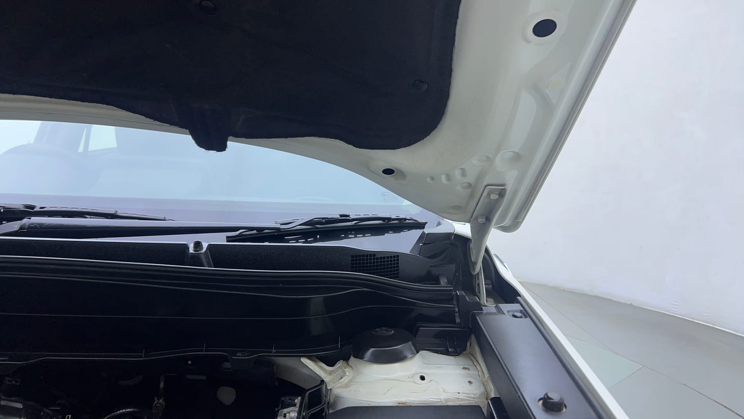 Used 2023 Maruti Suzuki Grand Vitara Delta Smart Hybrid AT Petrol Automatic engine ENGINE LEFT SIDE HINGE & APRON VIEW