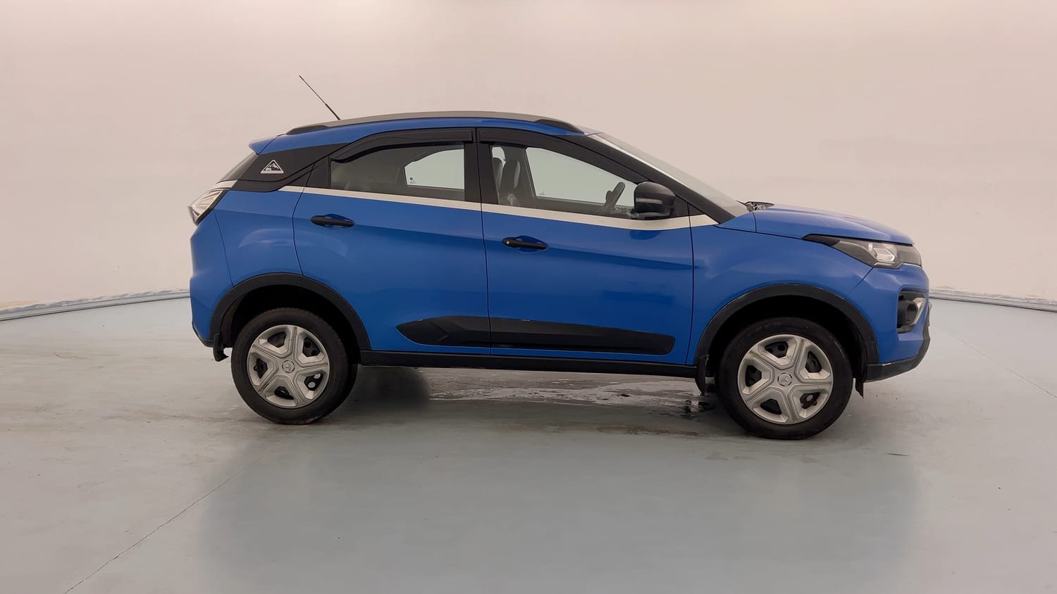 Used 2020 Tata Nexon XM (S) Petrol Manual exterior RIGHT SIDE VIEW