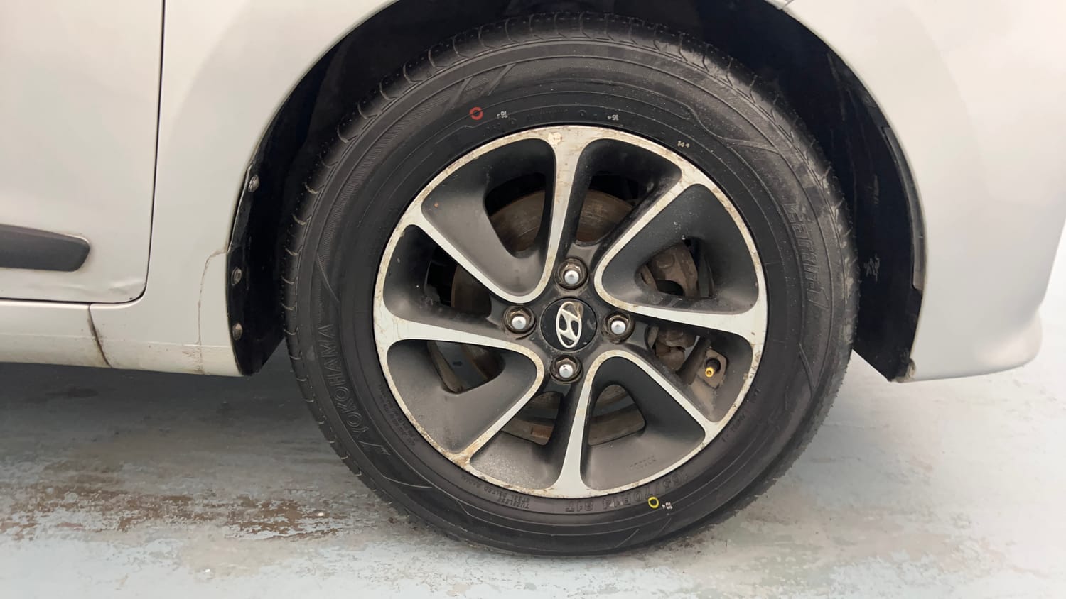 Used 2018 Hyundai Grand i10 Asta U2 1.2 CRDi Diesel Manual tyres RIGHT FRONT TYRE RIM VIEW