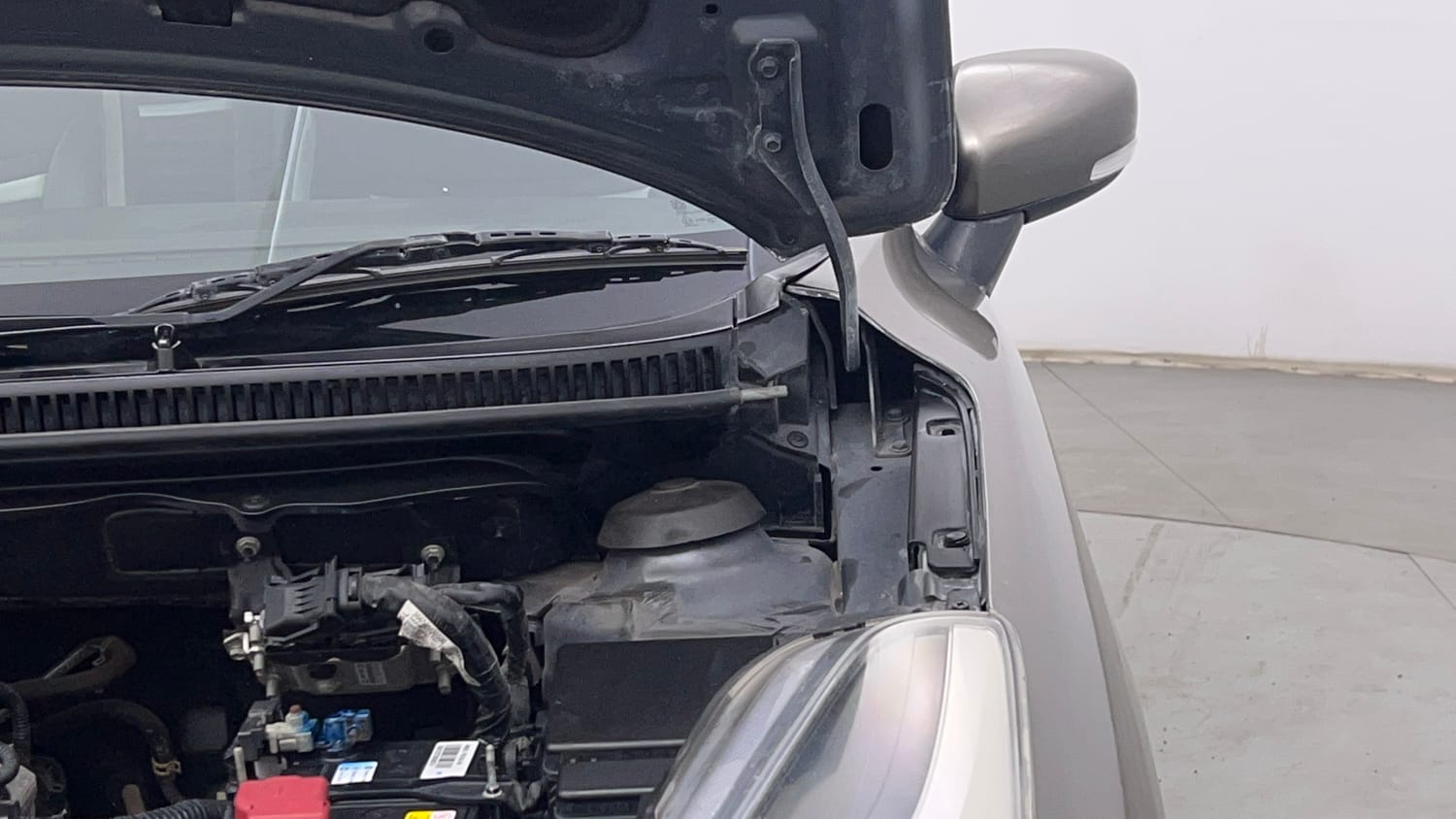 Used 2021 Maruti Suzuki Baleno Zeta Petrol Manual engine ENGINE LEFT SIDE HINGE & APRON VIEW