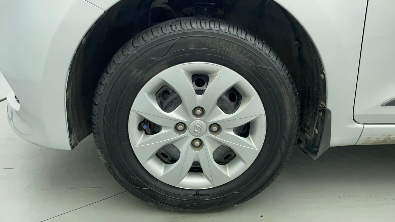 Used 2015 Hyundai Elite i20 Sportz 1.2 Petrol Manual tyres LEFT FRONT TYRE RIM VIEW