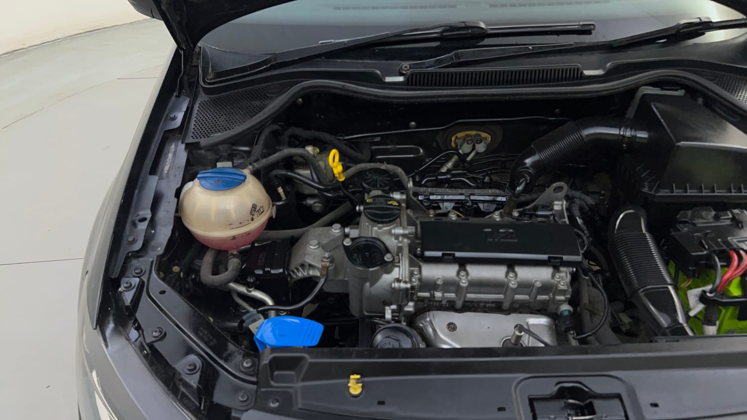 Used 2016 Volkswagen Polo Highline1.2L (P) Petrol Manual engine ENGINE RIGHT SIDE HINGE & APRON VIEW
