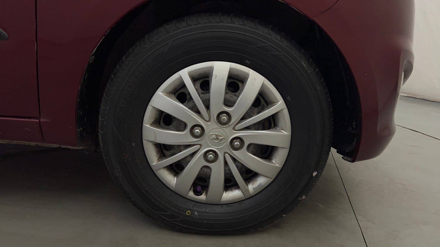 Used 2014 Hyundai i10 Sportz 1.1 iRDE2 Petrol Manual tyres RIGHT FRONT TYRE RIM VIEW