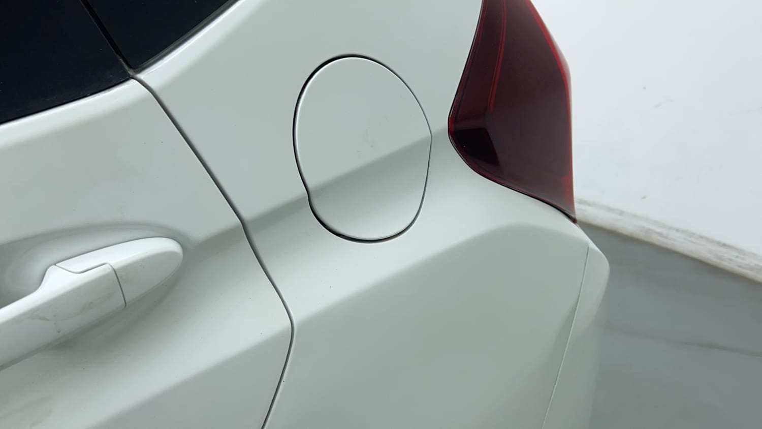 Used 2015 Honda Jazz V AT Petrol Petrol Automatic dents MINOR SCRATCH