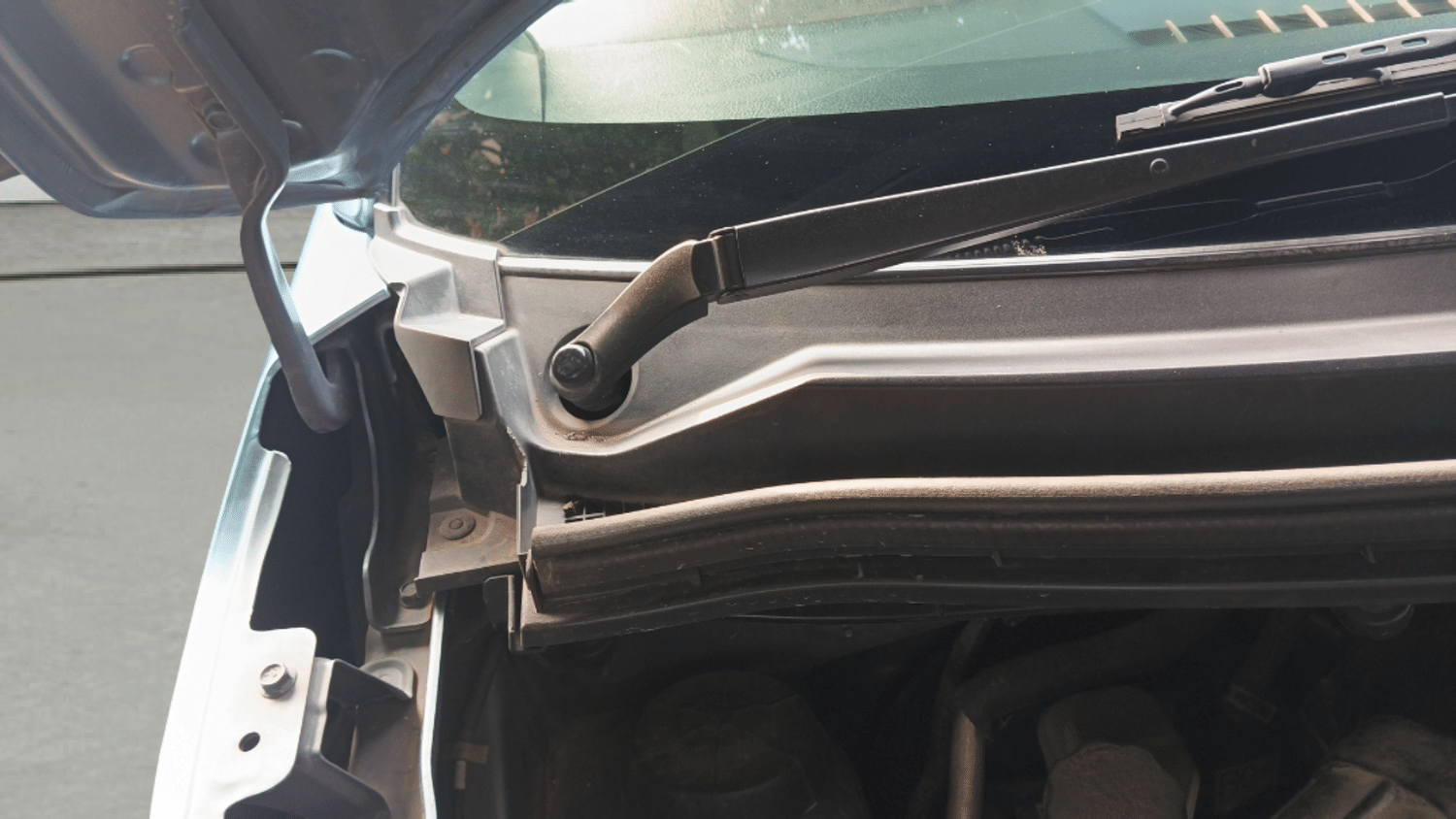 Used 2019 Maruti Suzuki Wagon R ZXi 1.2 AMT Petrol Automatic engine ENGINE RIGHT SIDE HINGE & APRON VIEW