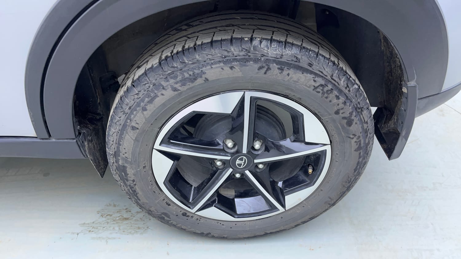 Used 2026 Tata Nexon Creative Plus (PS) 1.5 Diesel 6AMT Dual Tone Diesel Automatic tyres LEFT REAR TYRE RIM VIEW