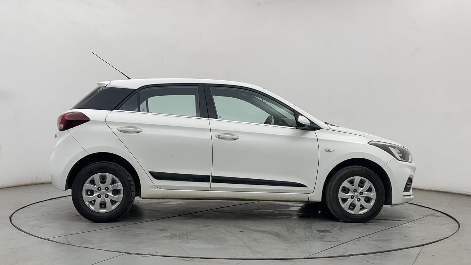 Used 2018 Hyundai Elite i20 Magna Executive 1.2 Petrol Manual exterior RIGHT SIDE VIEW
