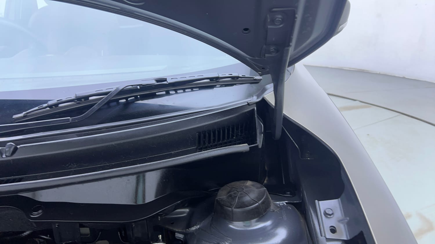 Used 2023 Maruti Suzuki Swift ZXi Petrol Manual engine ENGINE LEFT SIDE HINGE & APRON VIEW
