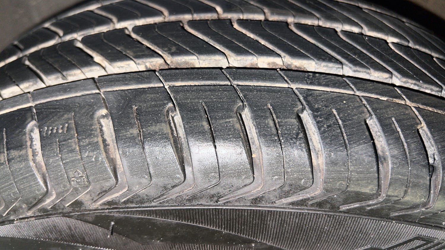 Used 2016 Volkswagen Polo Highline1.2L (P) Petrol Manual tyres LEFT FRONT TYRE TREAD VIEW