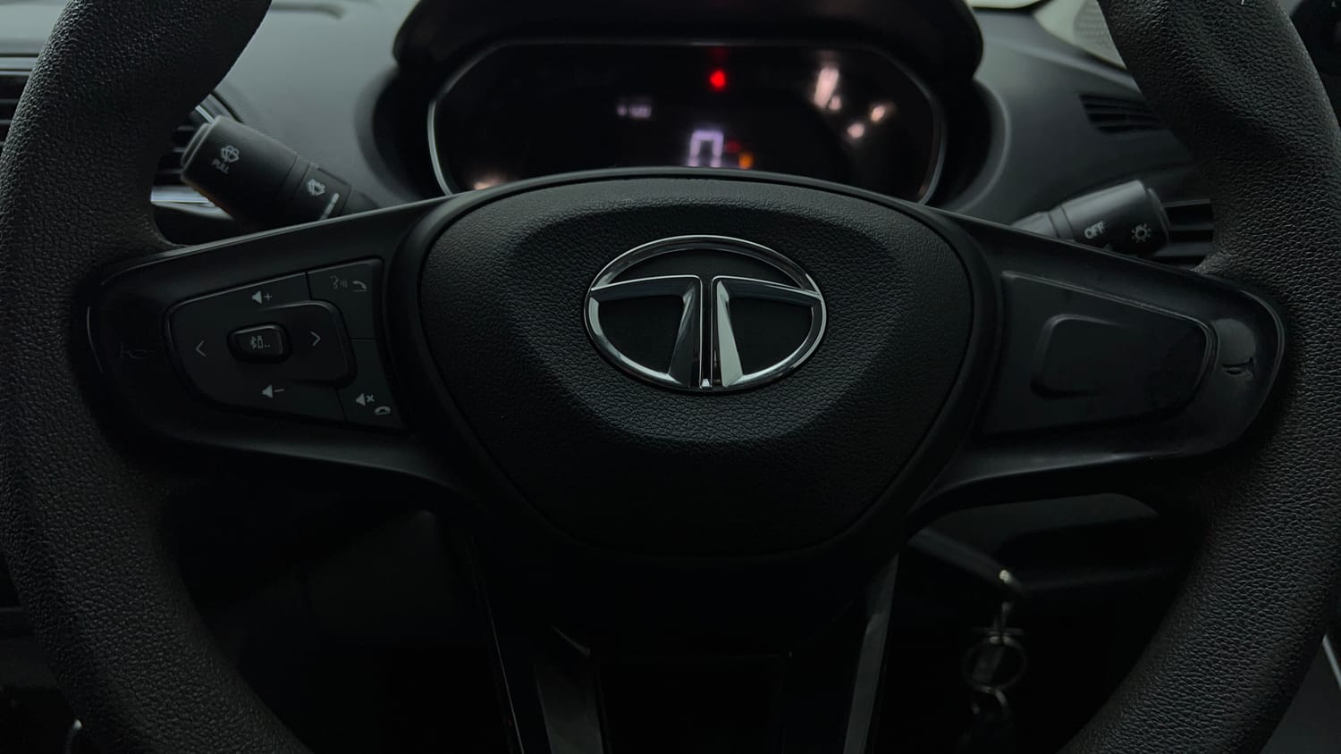 Used 2022 Tata Tiago XT Petrol Manual top_features Airbags