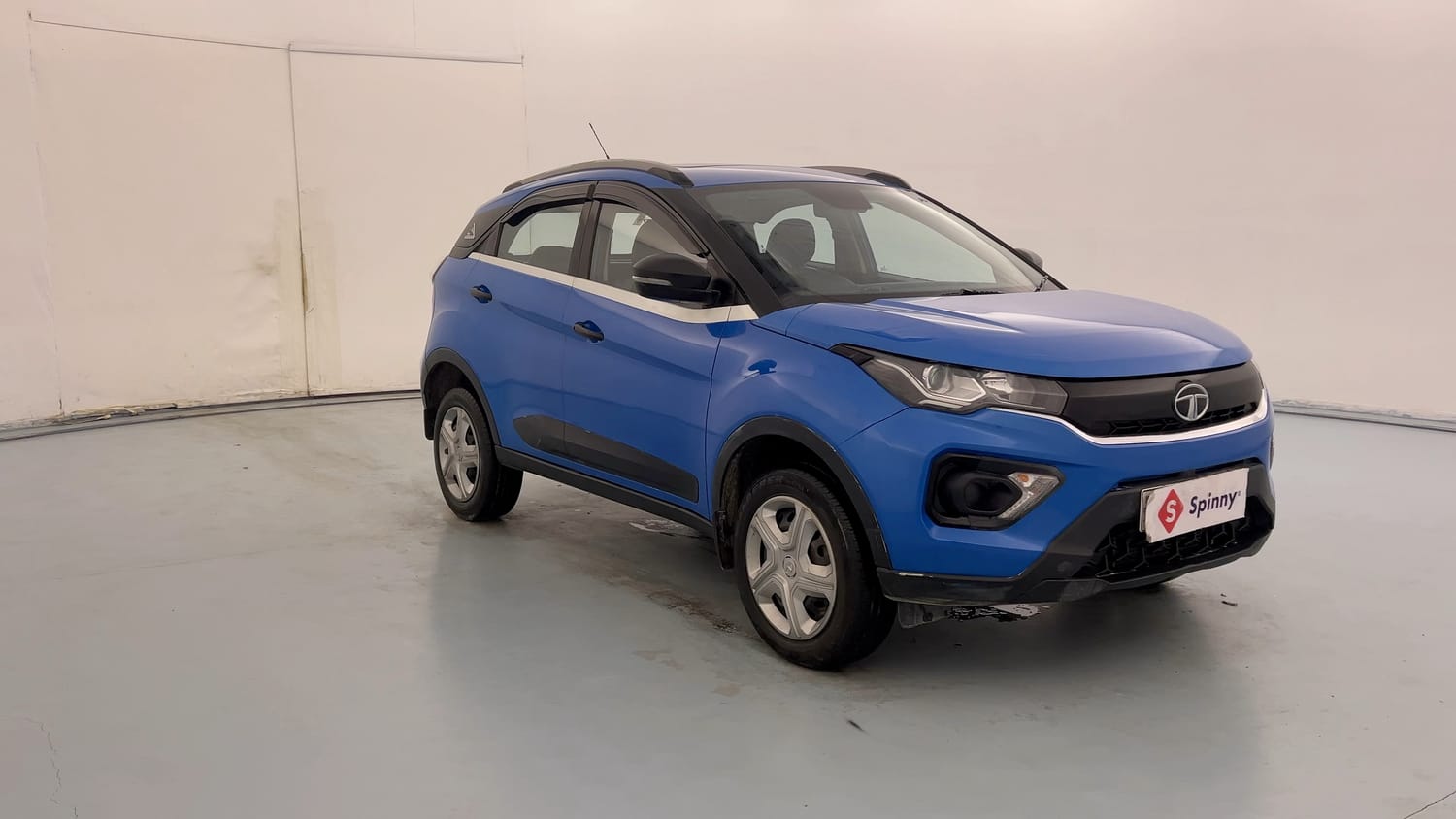 Used 2020 Tata Nexon XM (S) Petrol Manual exterior RIGHT FRONT CORNER VIEW