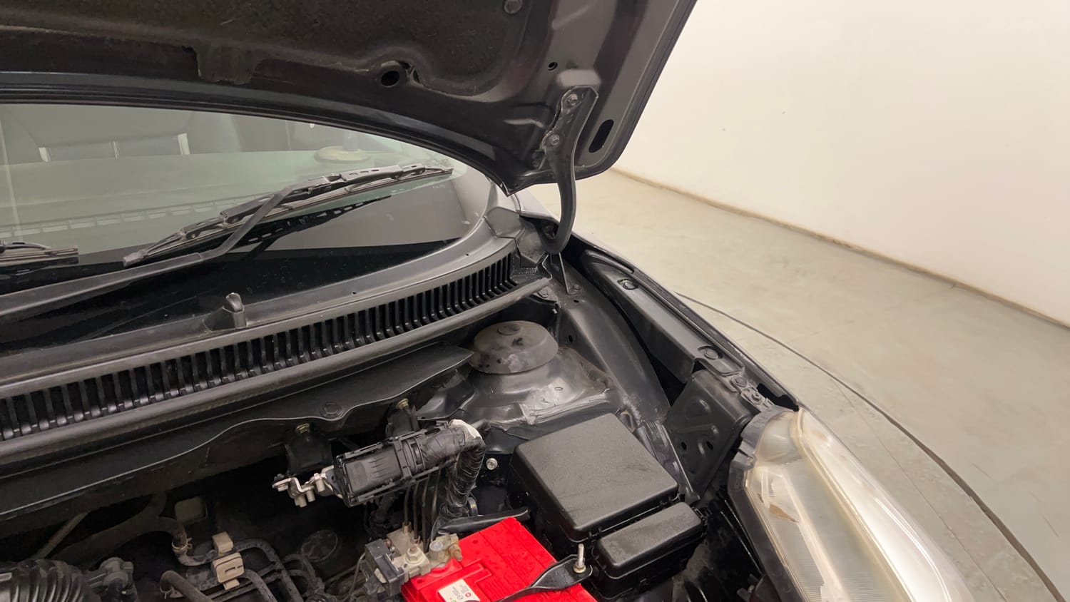 Used 2017 Maruti Suzuki Baleno Zeta 1.2 Petrol Manual engine ENGINE LEFT SIDE HINGE & APRON VIEW