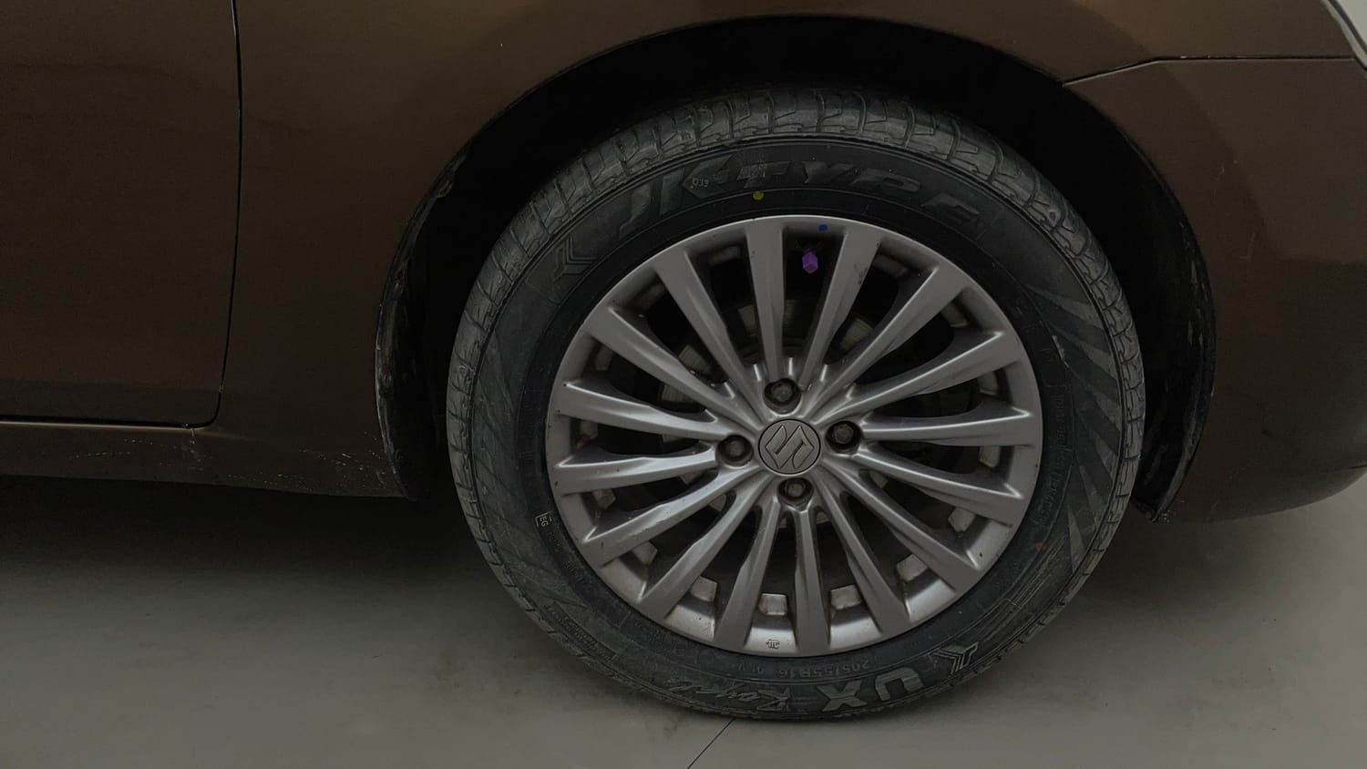 Used 2017 Maruti Suzuki Ciaz ZXI+ Petrol Manual tyres RIGHT FRONT TYRE RIM VIEW