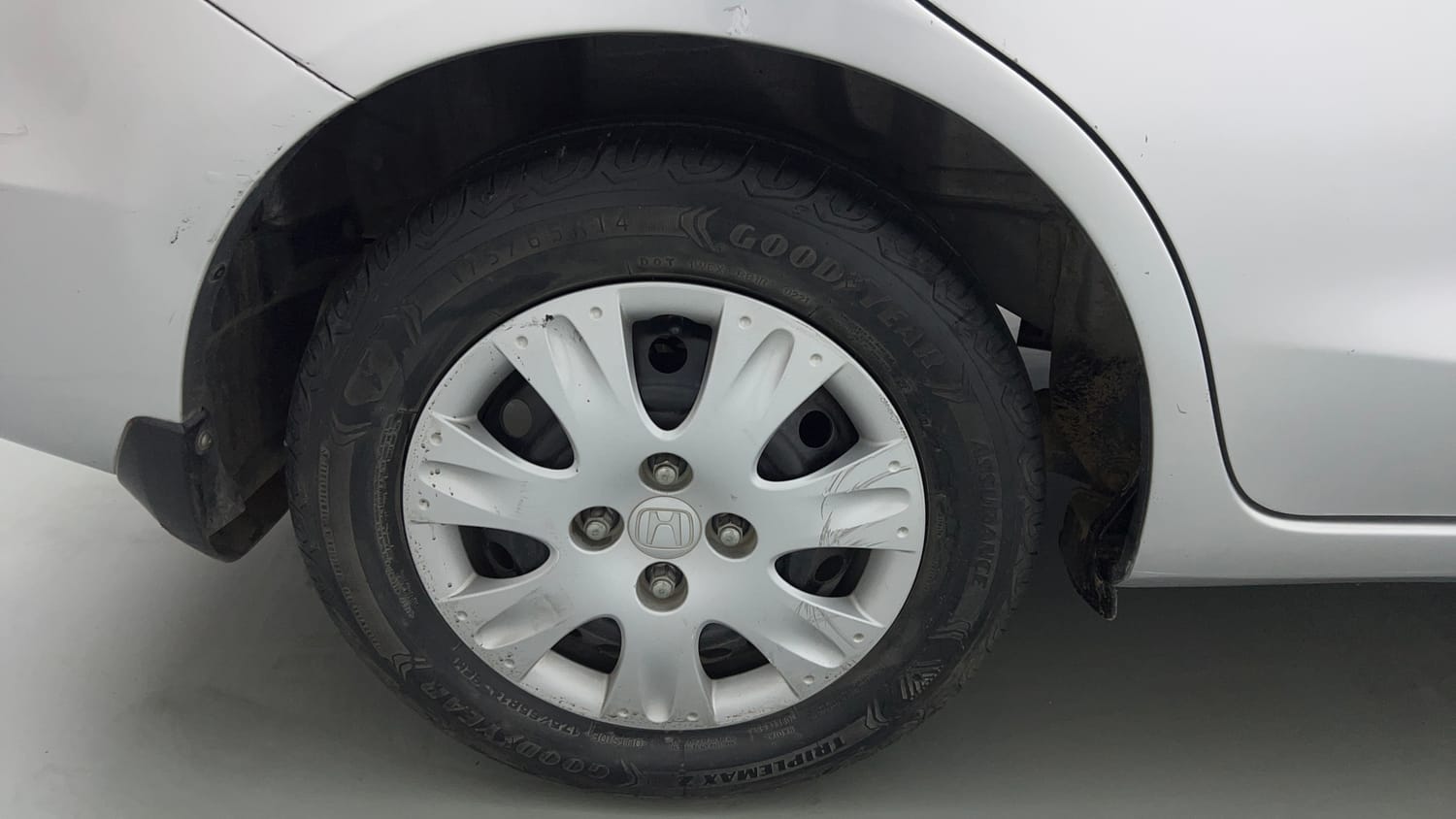 Used 2015 Honda Amaze 1.2 S i-VTEC Petrol Manual tyres RIGHT REAR TYRE RIM VIEW