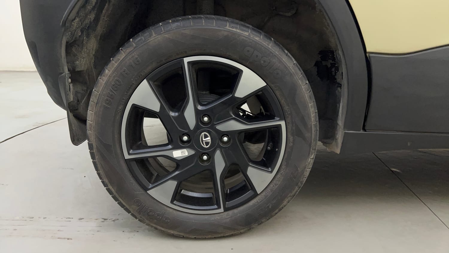 Used 2022 Tata Punch Kaziranga Creative AMT Petrol Automatic tyres RIGHT REAR TYRE RIM VIEW