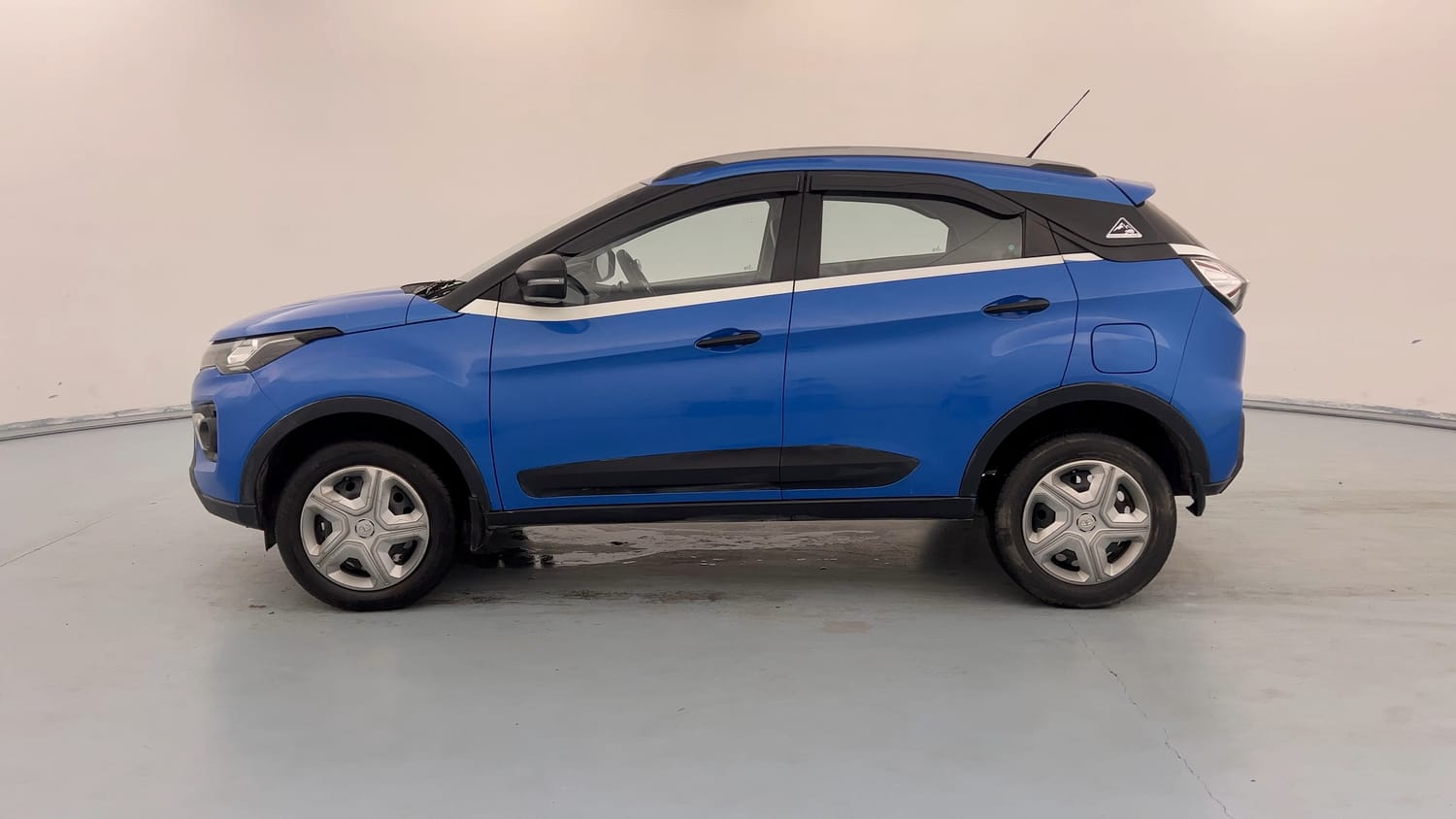 Used 2020 Tata Nexon XM (S) Petrol Manual exterior LEFT SIDE VIEW
