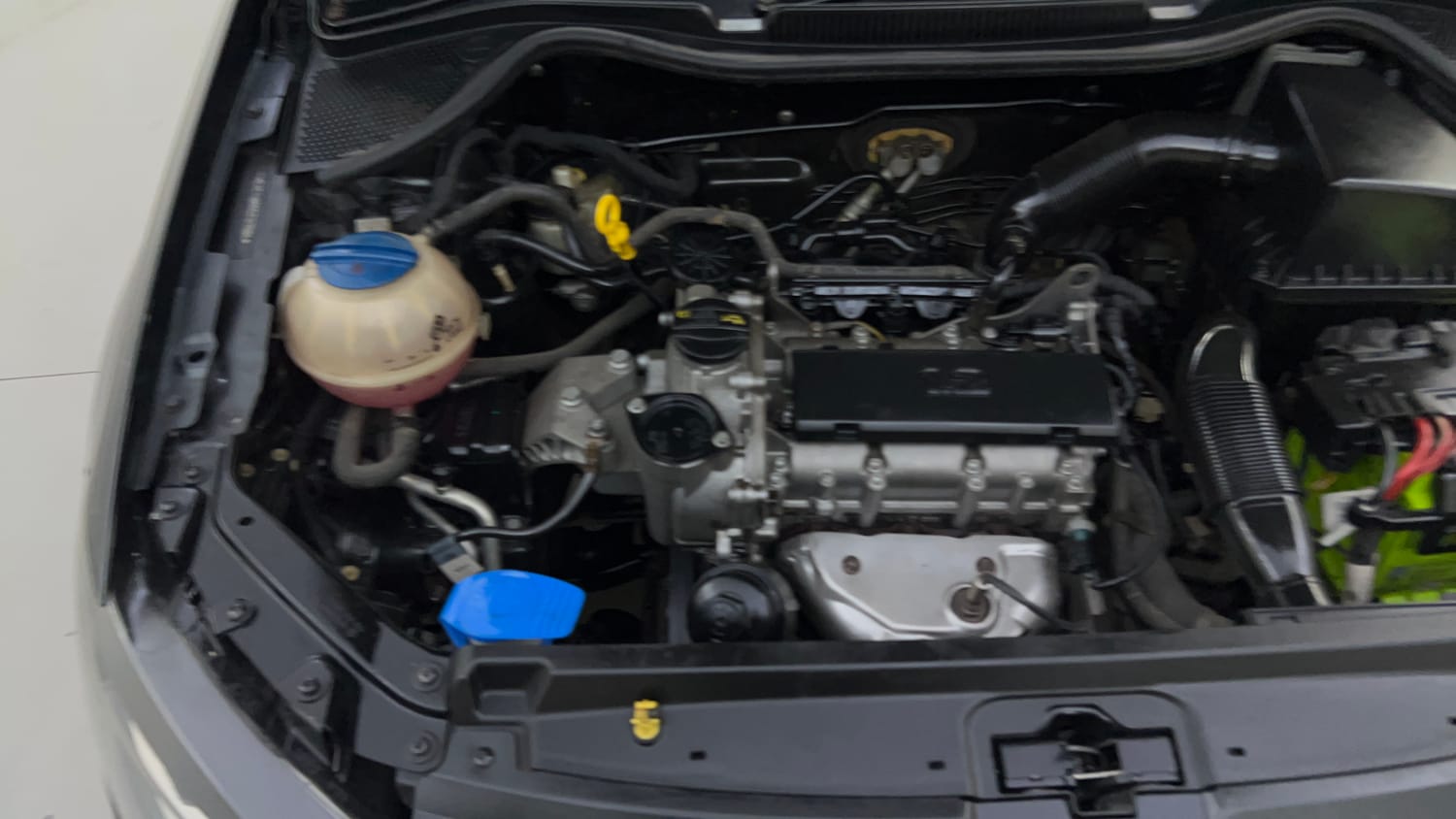 Used 2016 Volkswagen Polo Highline1.2L (P) Petrol Manual engine ENGINE RIGHT SIDE VIEW