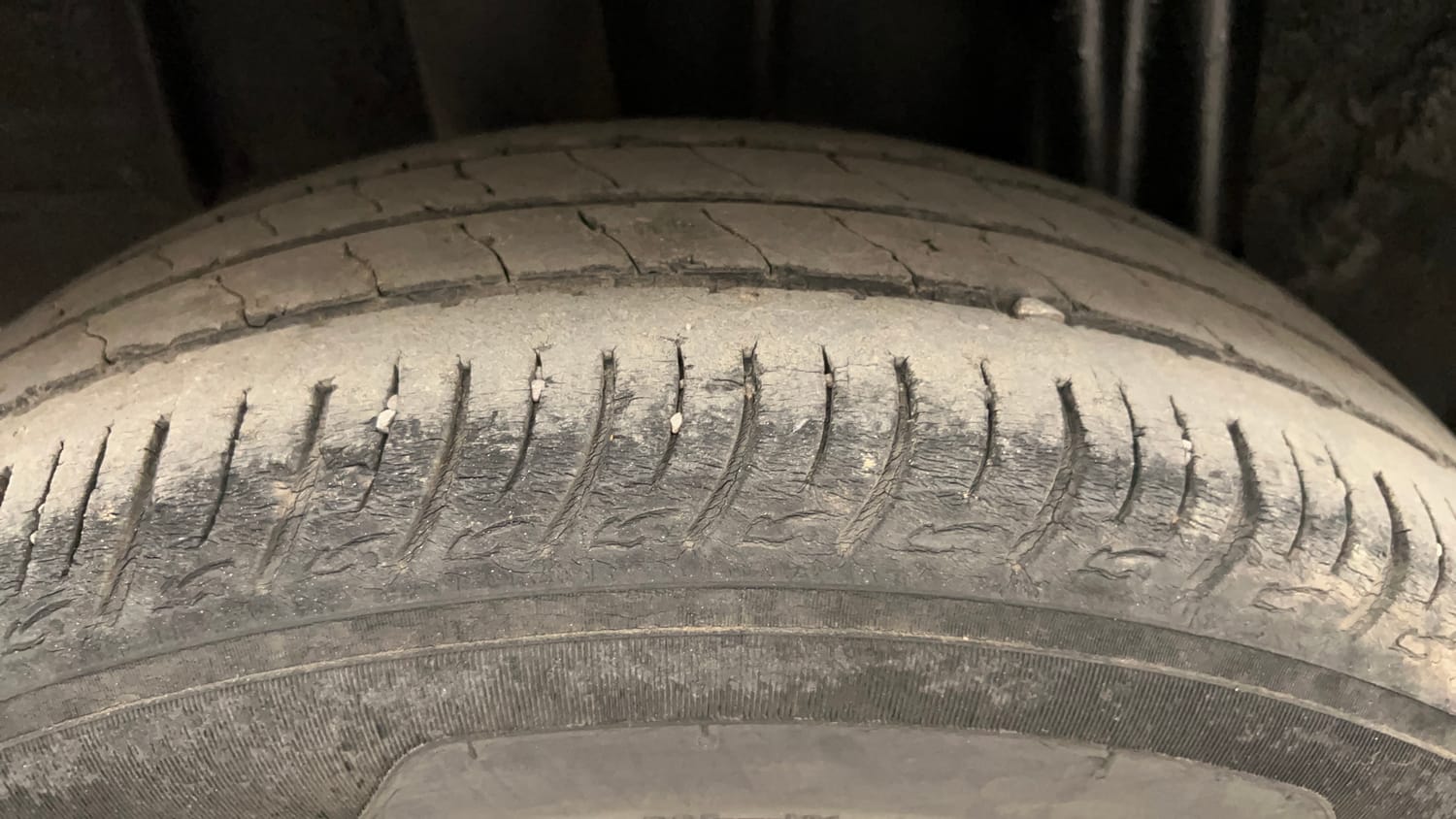 Used 2024 Renault Triber RXZ Petrol Manual tyres RIGHT REAR TYRE TREAD VIEW