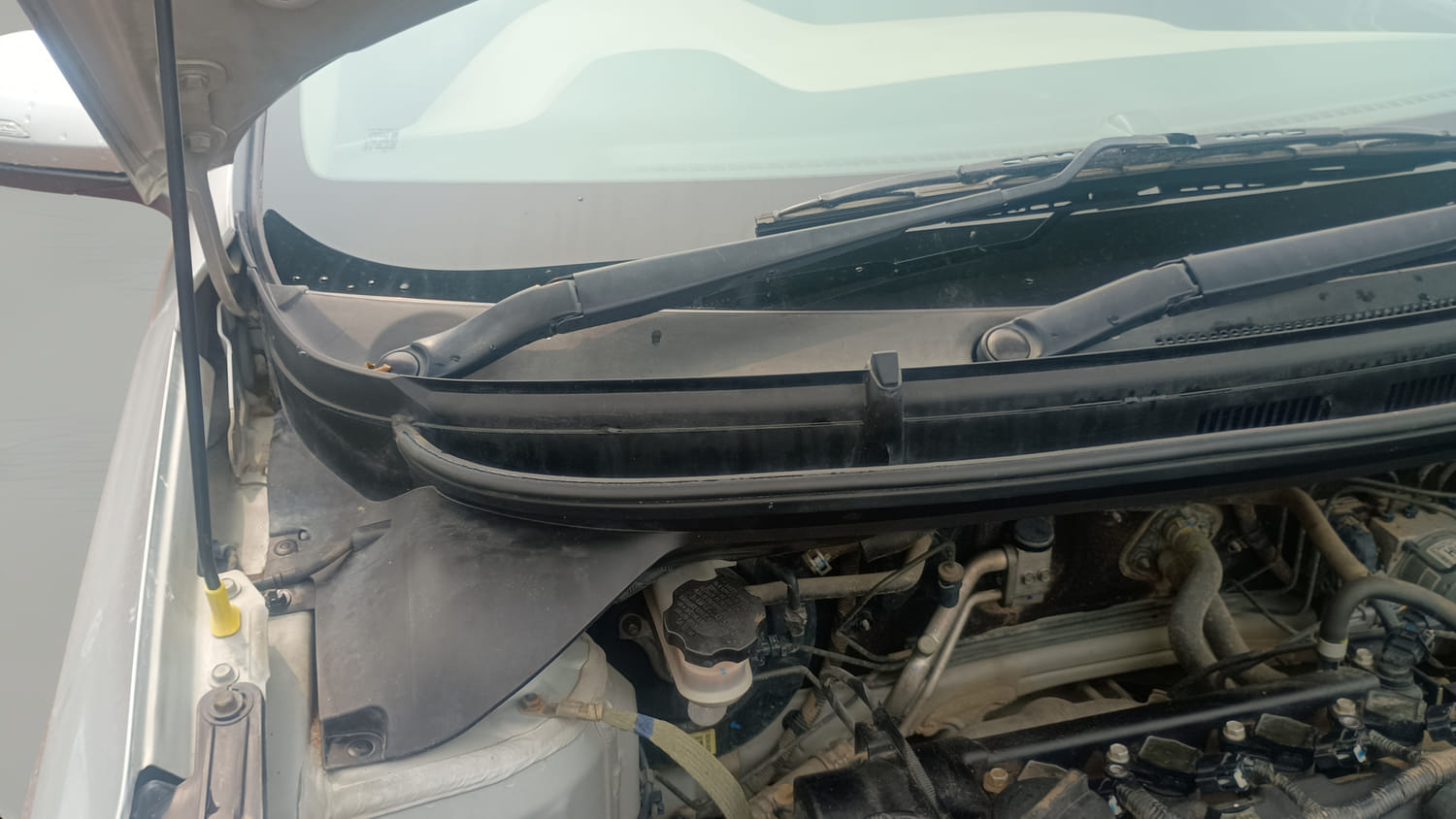 Used 2018 Hyundai Elite i20 Asta 1.2 (O) Petrol Manual engine ENGINE RIGHT SIDE HINGE & APRON VIEW
