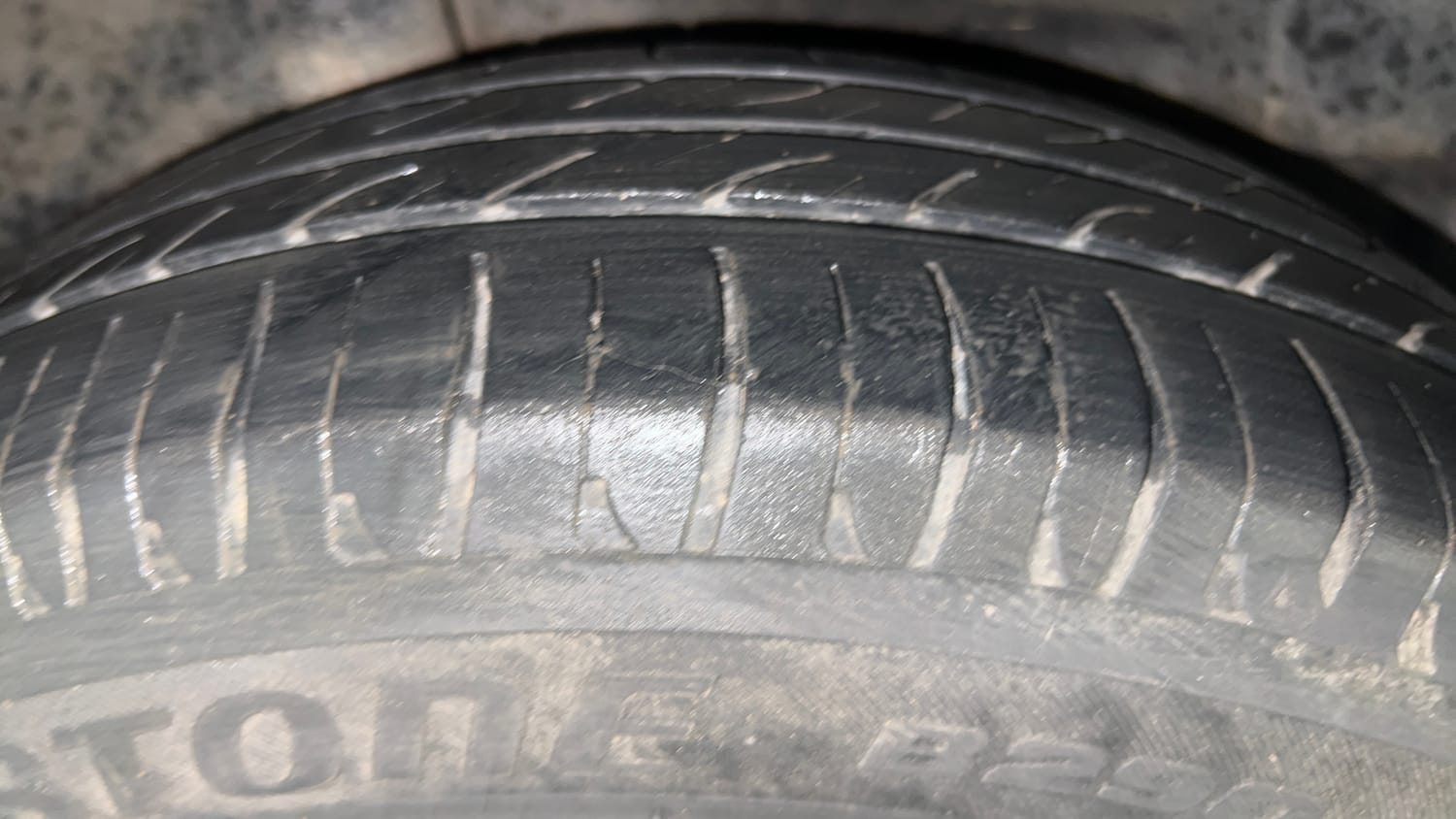 Used 2016 Honda City V Petrol Manual tyres RIGHT REAR TYRE TREAD VIEW