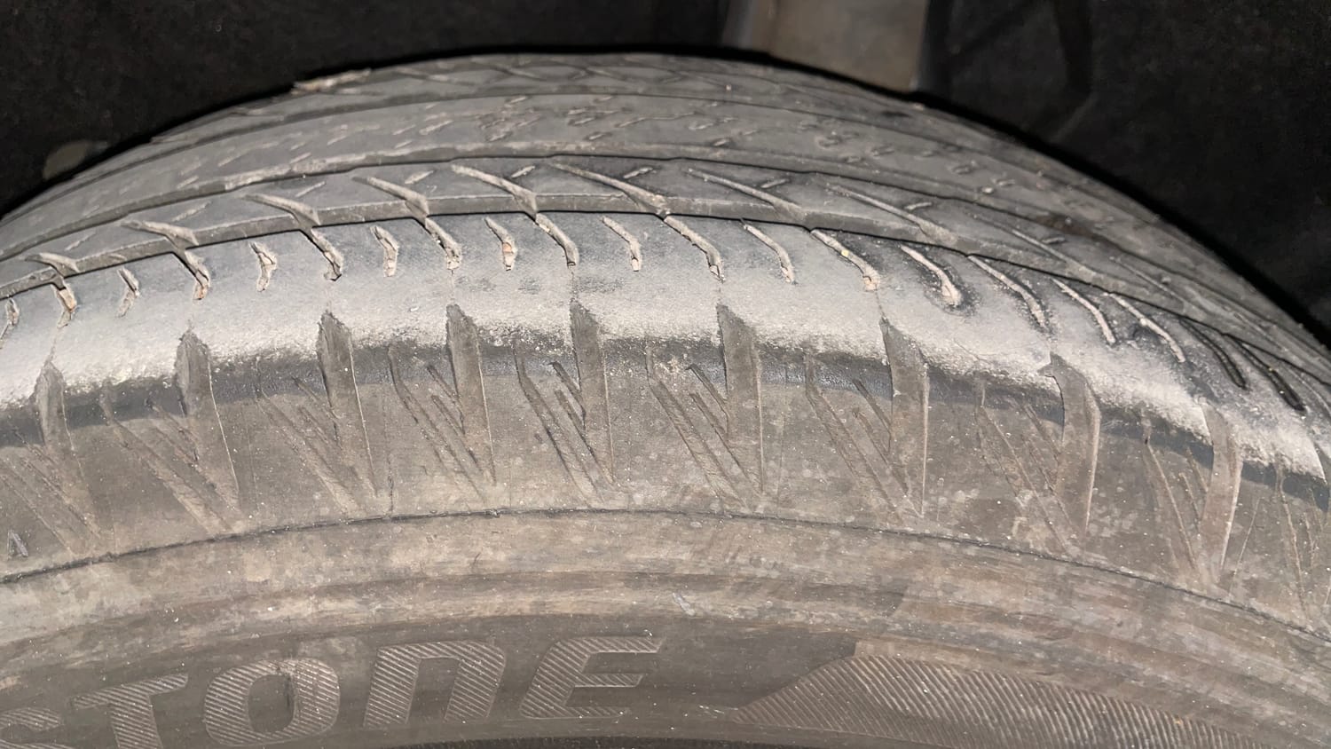 Used 2024 Mahindra XUV700 AX7 Luxury Pack Diesel MT 7 STR Diesel Manual tyres LEFT REAR TYRE TREAD VIEW