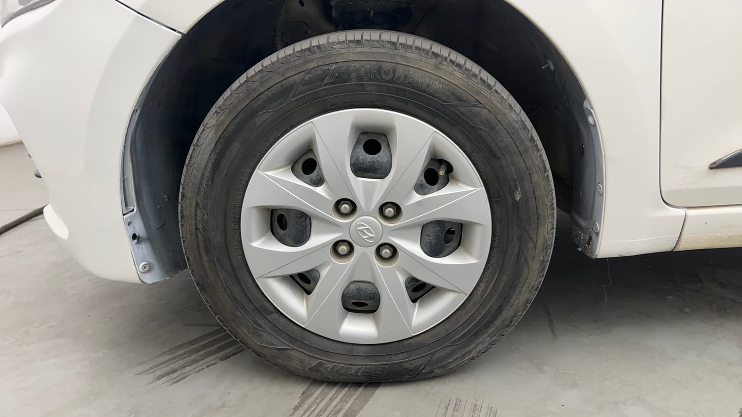 Used 2018 Hyundai Elite i20 Magna Executive 1.2 Petrol Manual tyres LEFT FRONT TYRE RIM VIEW
