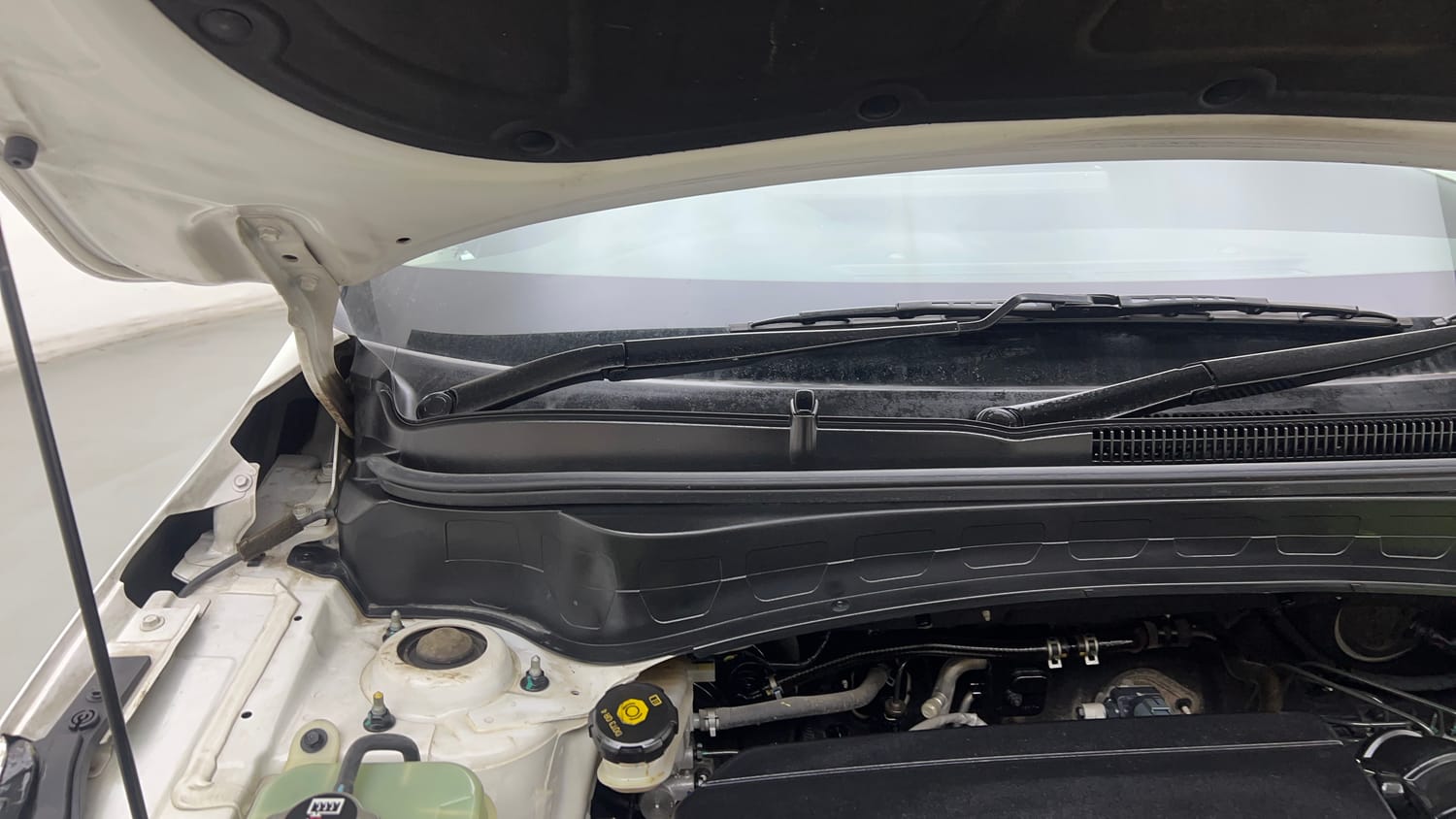 Used 2020 Kia Seltos GTK 1.4 Petrol Manual engine ENGINE RIGHT SIDE HINGE & APRON VIEW