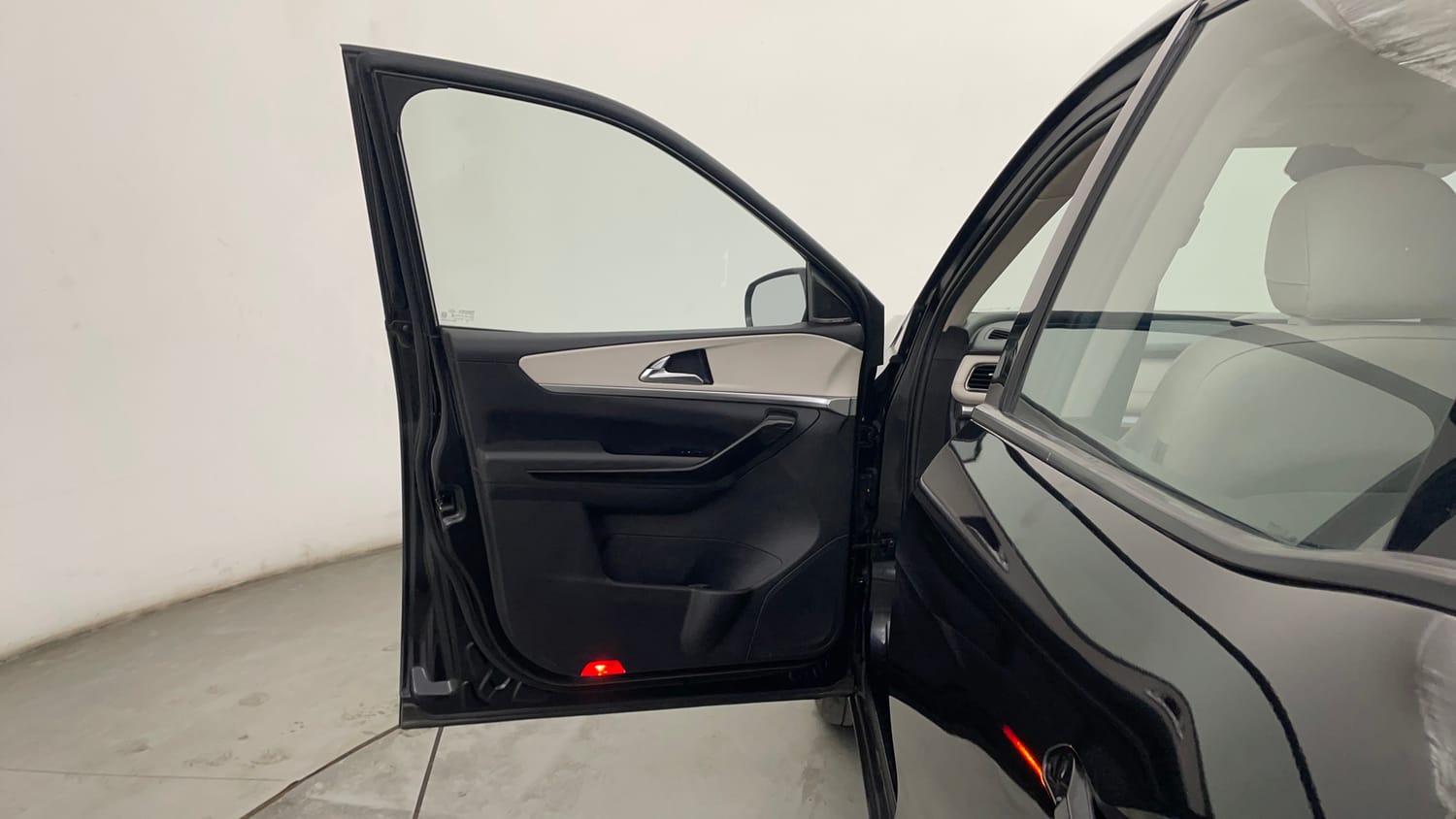 Used 2024 Mahindra XUV700 AX7 Luxury Pack Diesel MT 7 STR Diesel Manual interior LEFT FRONT DOOR OPEN VIEW