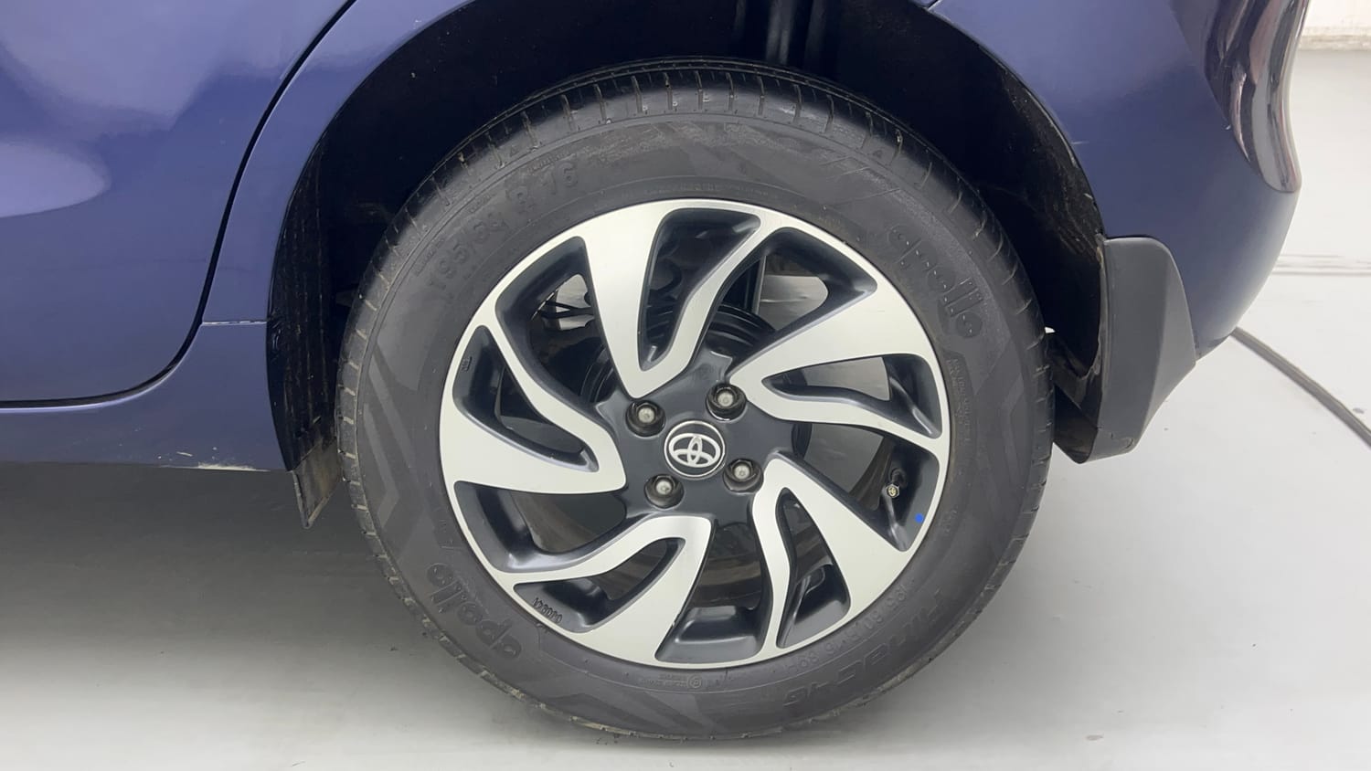 Used 2019 Toyota Glanza V CVT Petrol Automatic tyres LEFT REAR TYRE RIM VIEW