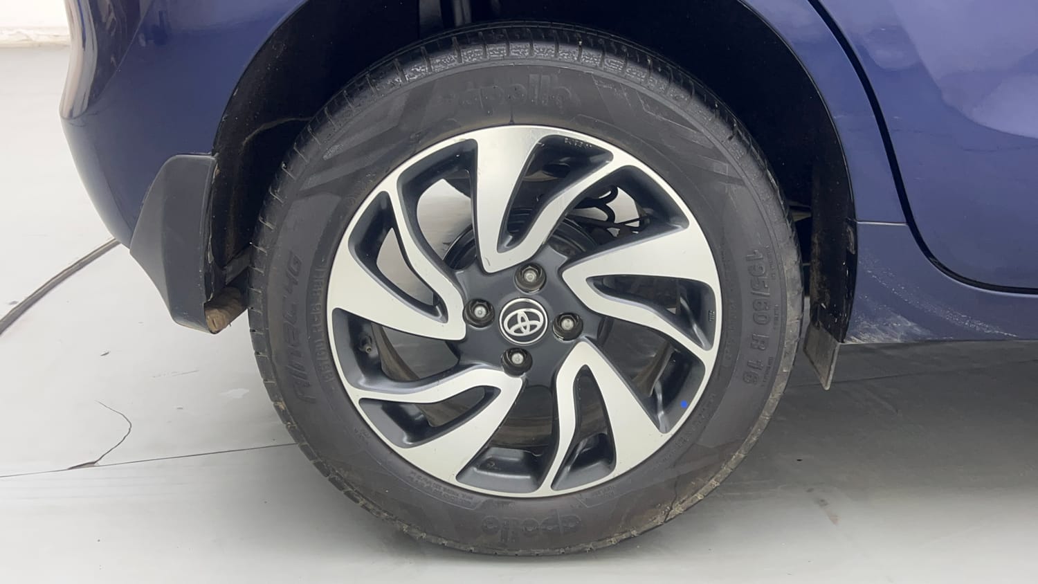 Used 2019 Toyota Glanza V CVT Petrol Automatic tyres RIGHT REAR TYRE RIM VIEW
