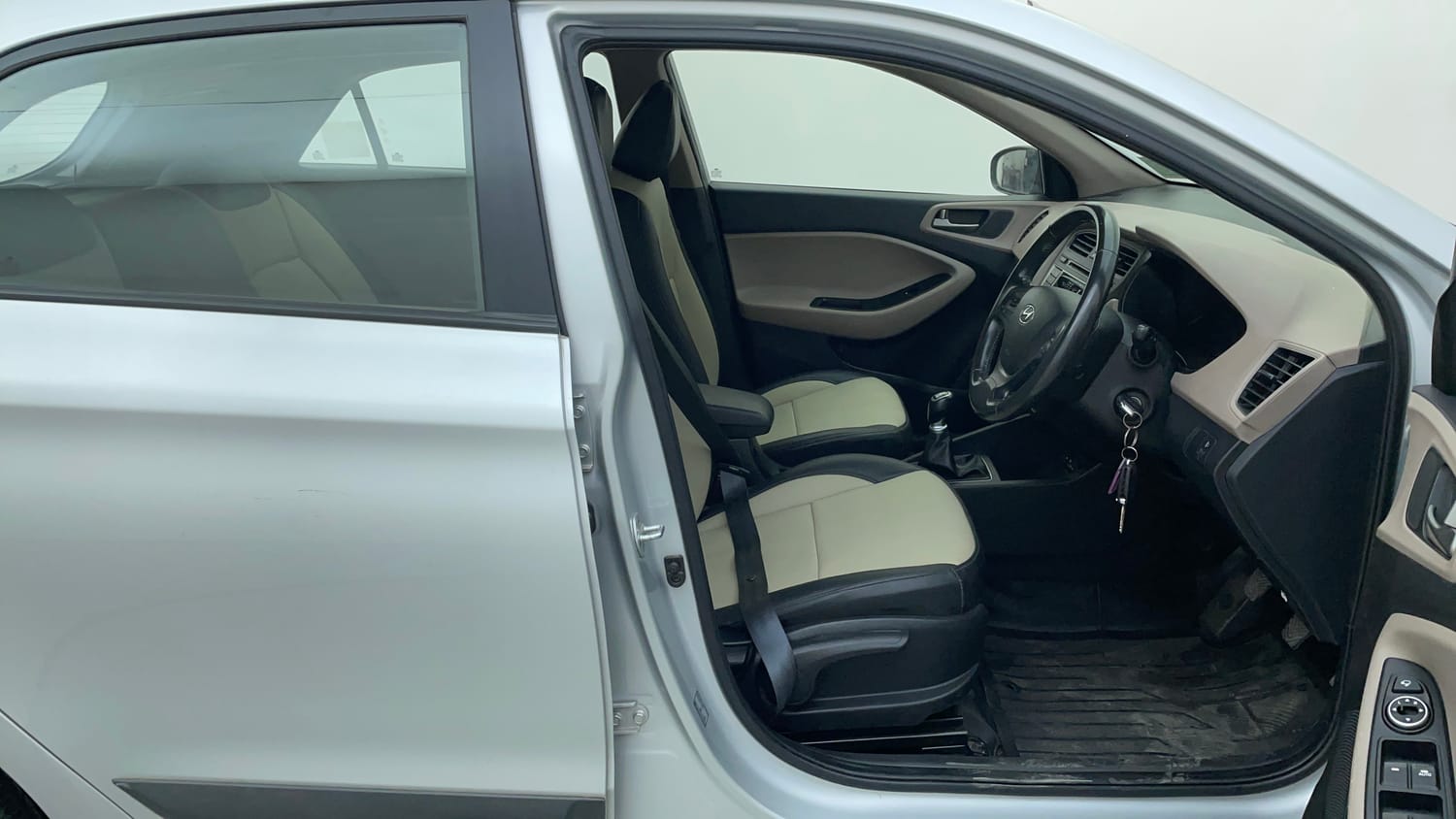Used 2015 Hyundai Elite i20 Sportz 1.2 Petrol Manual interior RIGHT SIDE FRONT DOOR CABIN VIEW