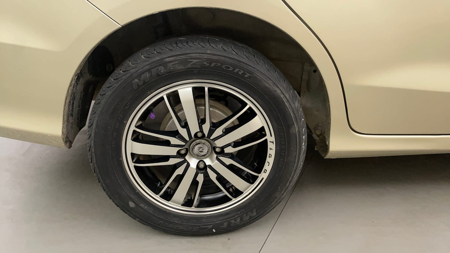 Used 2015 Honda Mobilio S Petrol Petrol Manual tyres RIGHT REAR TYRE RIM VIEW