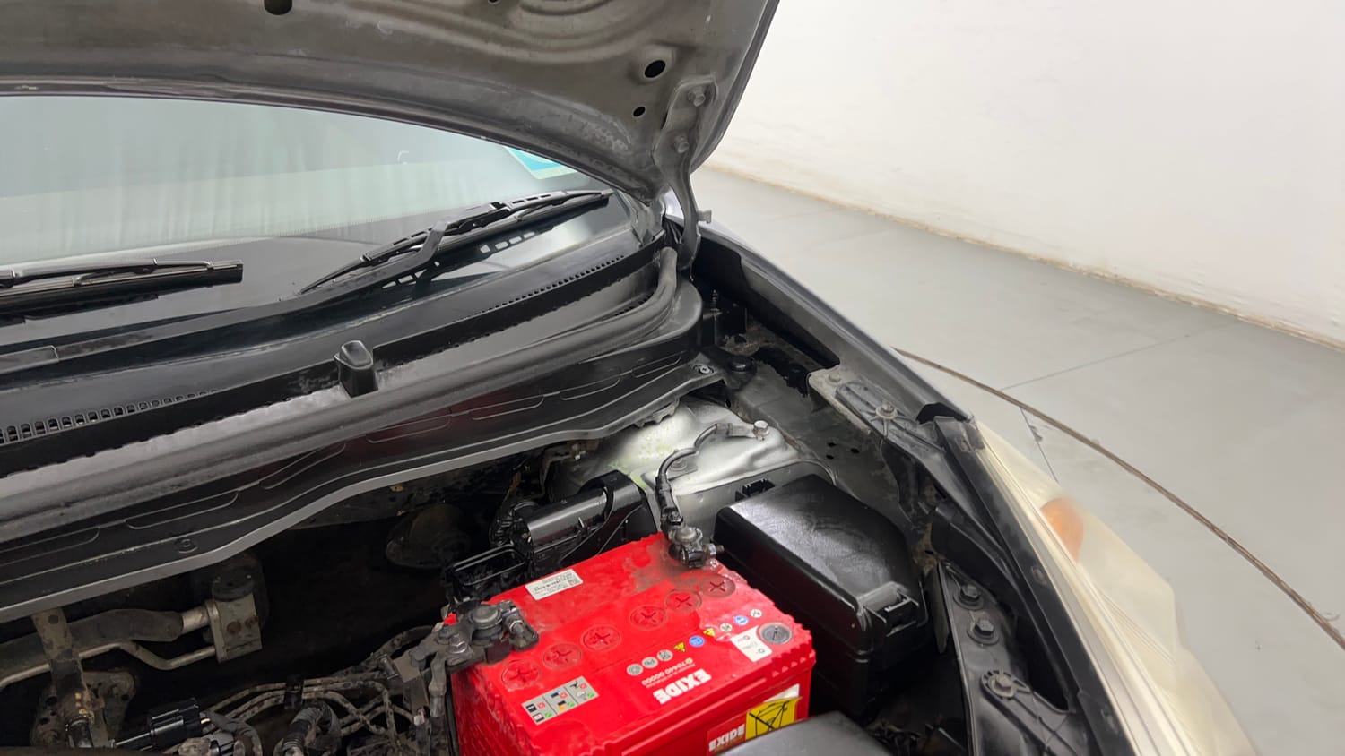 Used 2012 Hyundai i20 Asta 1.2 Petrol Manual engine ENGINE LEFT SIDE HINGE & APRON VIEW