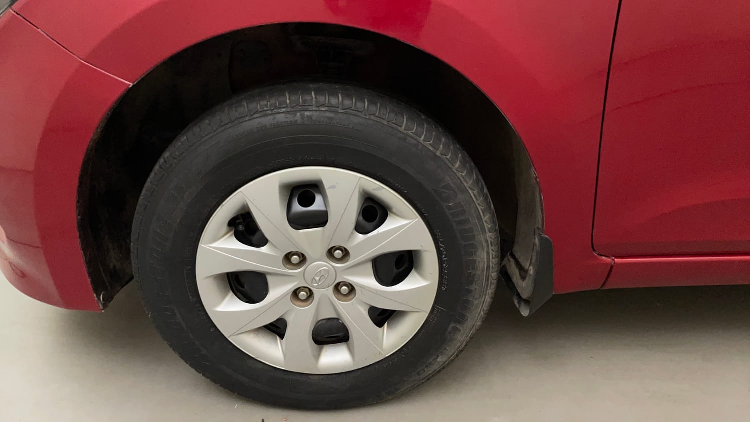 Used 2017 Hyundai Elite i20 Magna 1.2 Petrol Manual tyres LEFT FRONT TYRE RIM VIEW