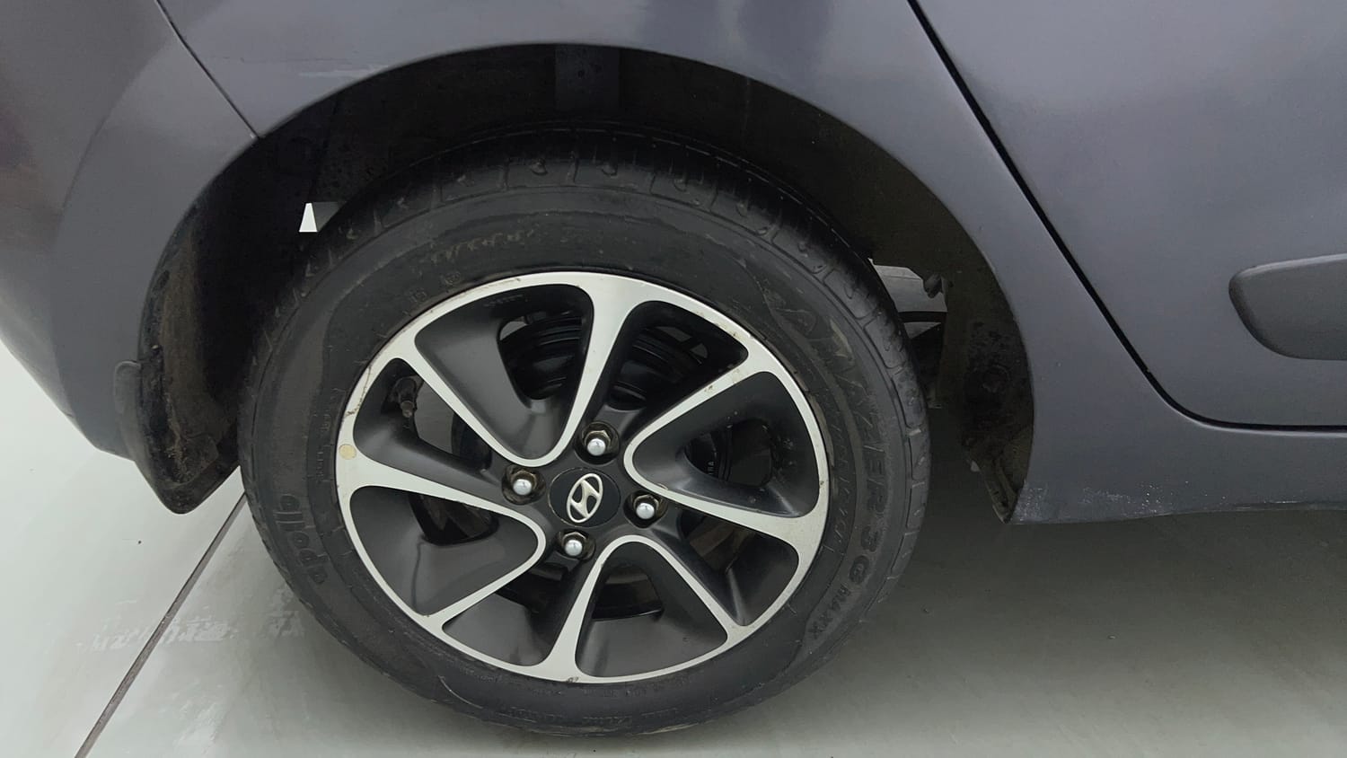 Used 2018 Hyundai Grand i10 Sportz AT 1.2 Kappa VTVT Petrol Automatic tyres RIGHT REAR TYRE RIM VIEW