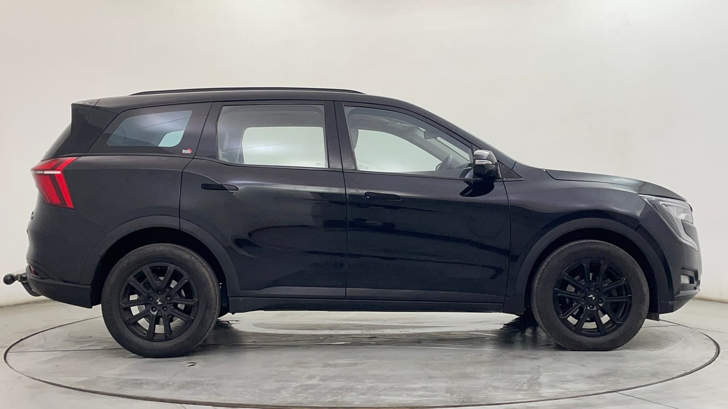 Used 2024 Mahindra XUV700 AX7 Luxury Pack Diesel MT 7 STR Diesel Manual exterior RIGHT SIDE VIEW
