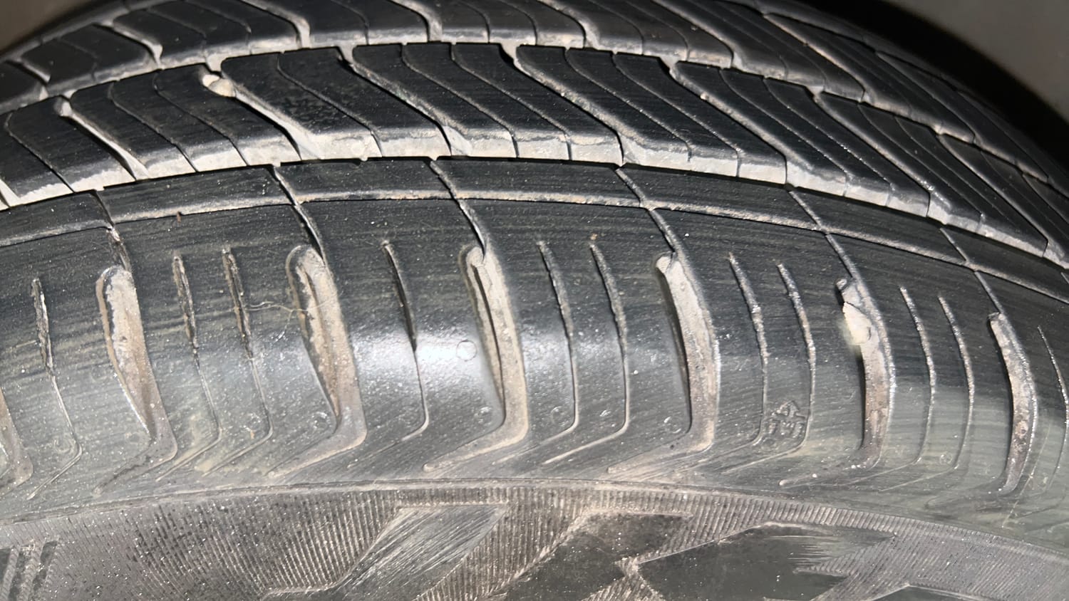 Used 2016 Volkswagen Polo Highline1.2L (P) Petrol Manual tyres RIGHT FRONT TYRE TREAD VIEW