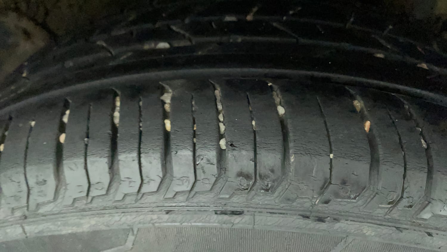 Used 2023 Hyundai i20 Asta (O) 1.0 Turbo DCT Petrol Automatic tyres LEFT REAR TYRE TREAD VIEW
