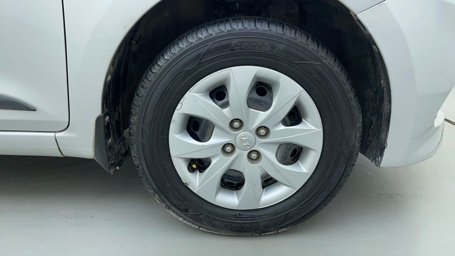 Used 2015 Hyundai Elite i20 Sportz 1.2 Petrol Manual tyres RIGHT FRONT TYRE RIM VIEW