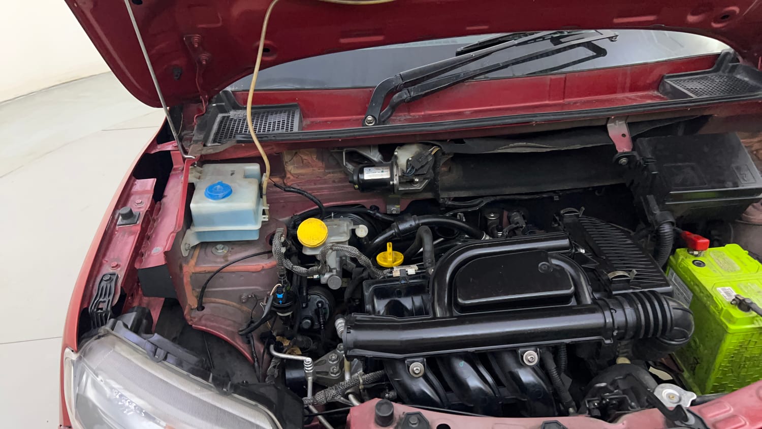 Used 2020 Renault Kwid RXT 1.0 AMT Opt Petrol Automatic engine ENGINE RIGHT SIDE HINGE & APRON VIEW