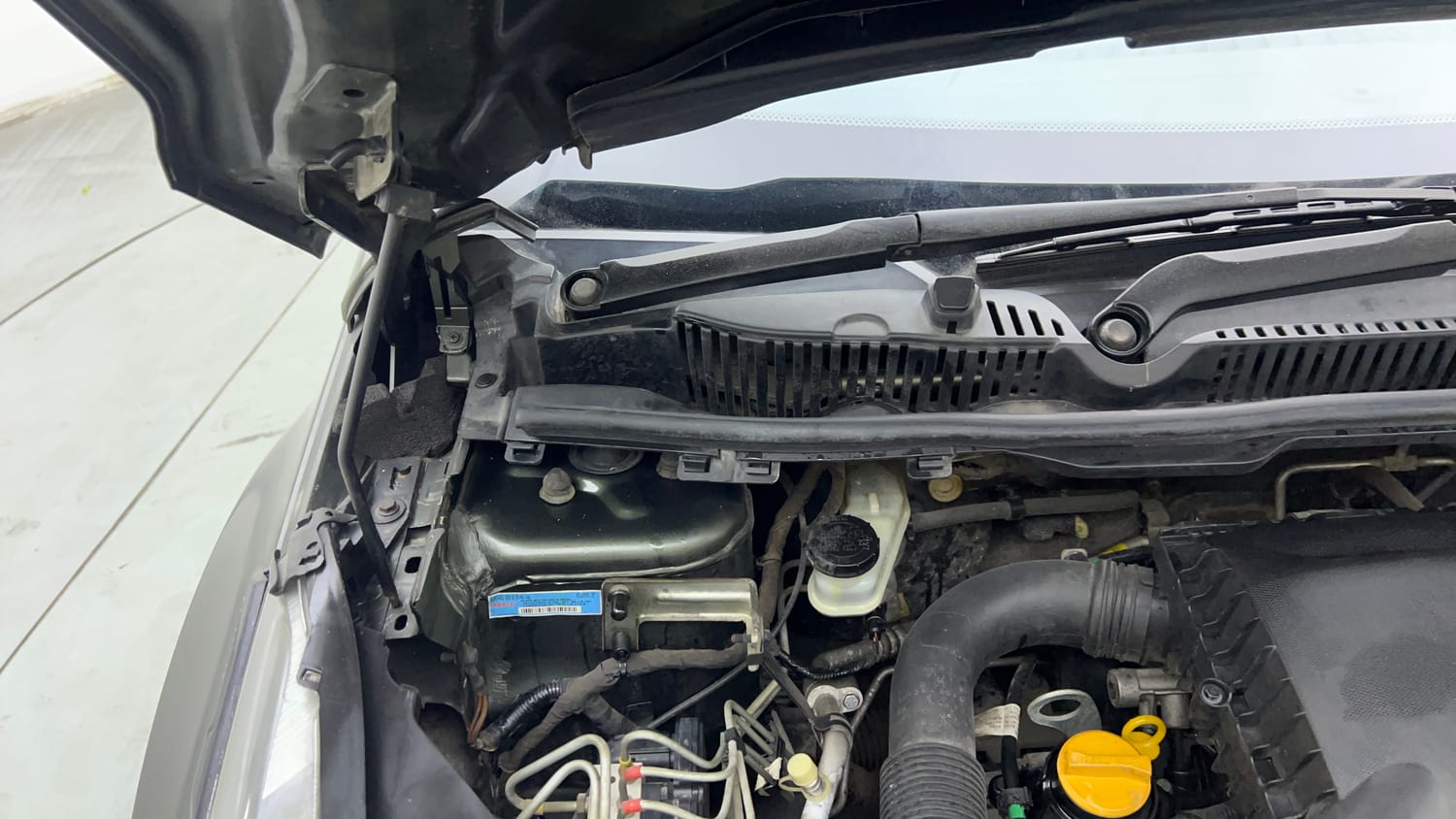 Used 2021 Tata Nexon XZ Plus Petrol Manual engine ENGINE RIGHT SIDE HINGE & APRON VIEW
