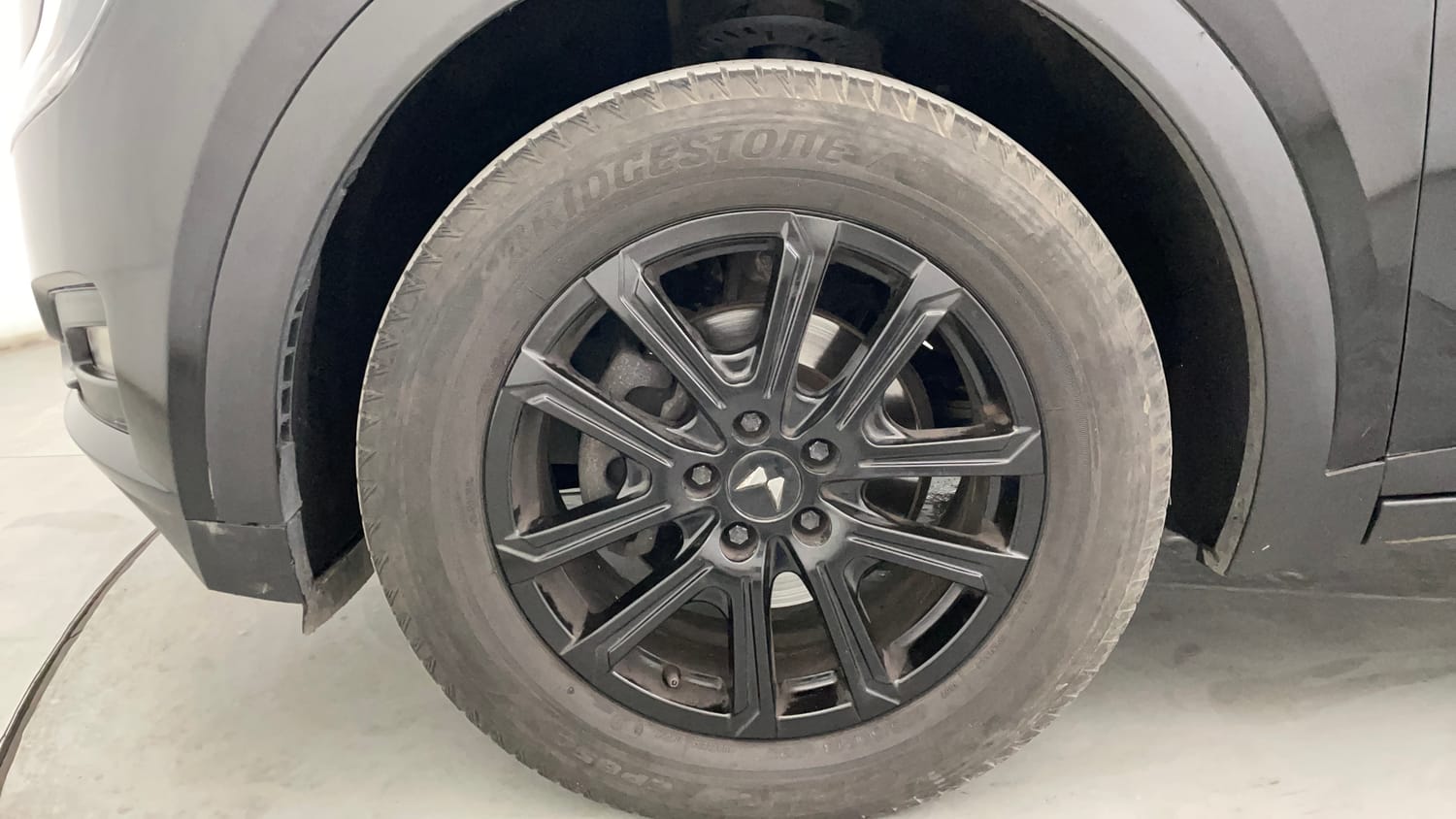 Used 2024 Mahindra XUV700 AX7 Luxury Pack Diesel MT 7 STR Diesel Manual tyres LEFT FRONT TYRE RIM VIEW