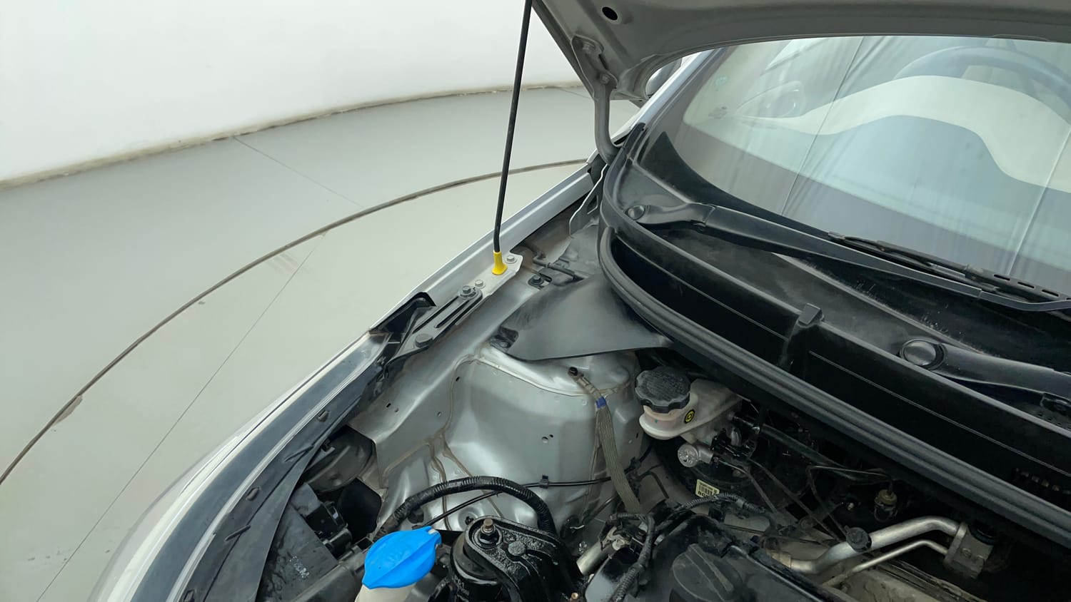 Used 2015 Hyundai Elite i20 Sportz 1.2 Petrol Manual engine ENGINE RIGHT SIDE HINGE & APRON VIEW