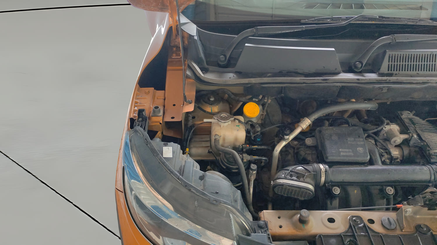 Used 2022 Renault Triber RXZ EASY-R AMT Petrol Automatic engine ENGINE RIGHT SIDE HINGE & APRON VIEW
