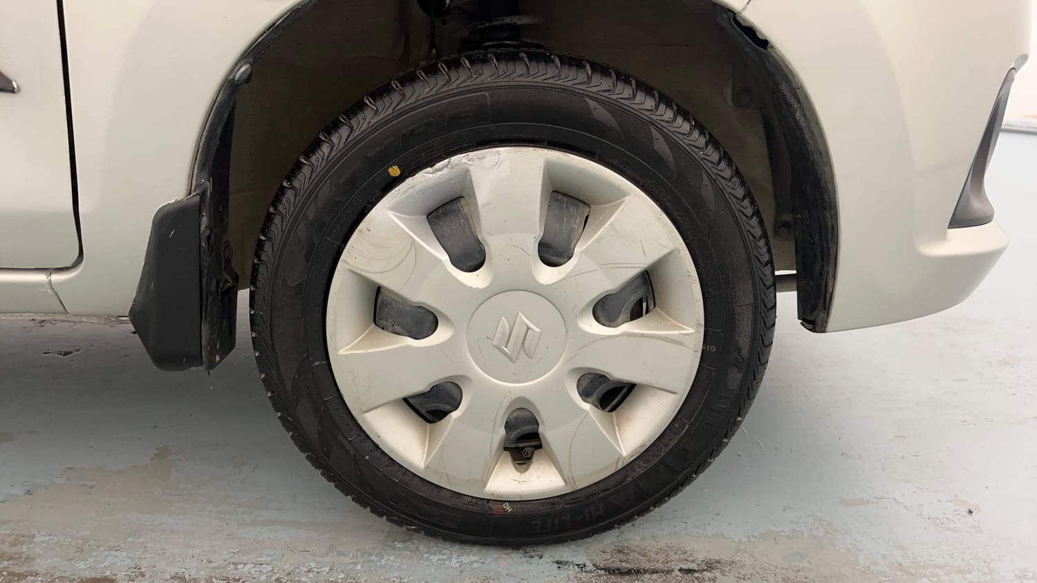 Used 2017 maruti-suzuki Alto K10 VXi (O) AMT Petrol Automatic tyres RIGHT FRONT TYRE RIM VIEW