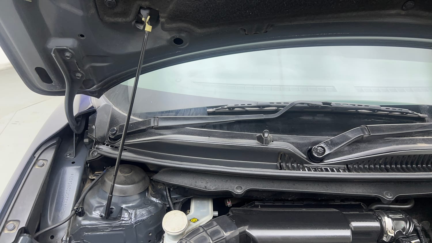 Used 2019 Toyota Glanza V CVT Petrol Automatic engine ENGINE RIGHT SIDE HINGE & APRON VIEW