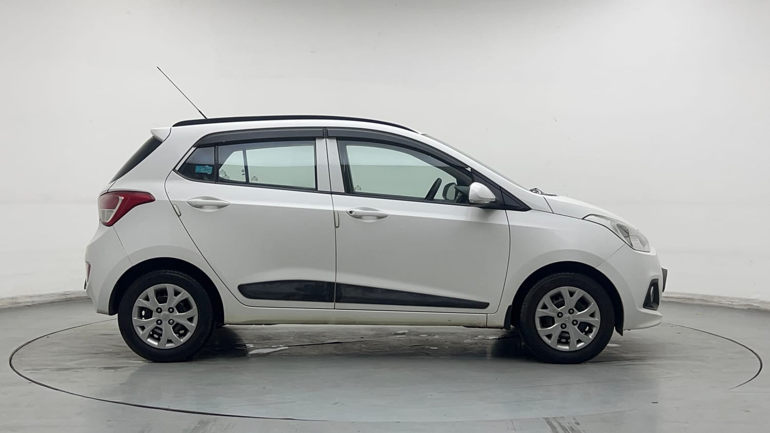 Used 2016 Hyundai Grand i10 Sportz 1.2 Kappa VTVT Petrol Manual exterior RIGHT SIDE VIEW