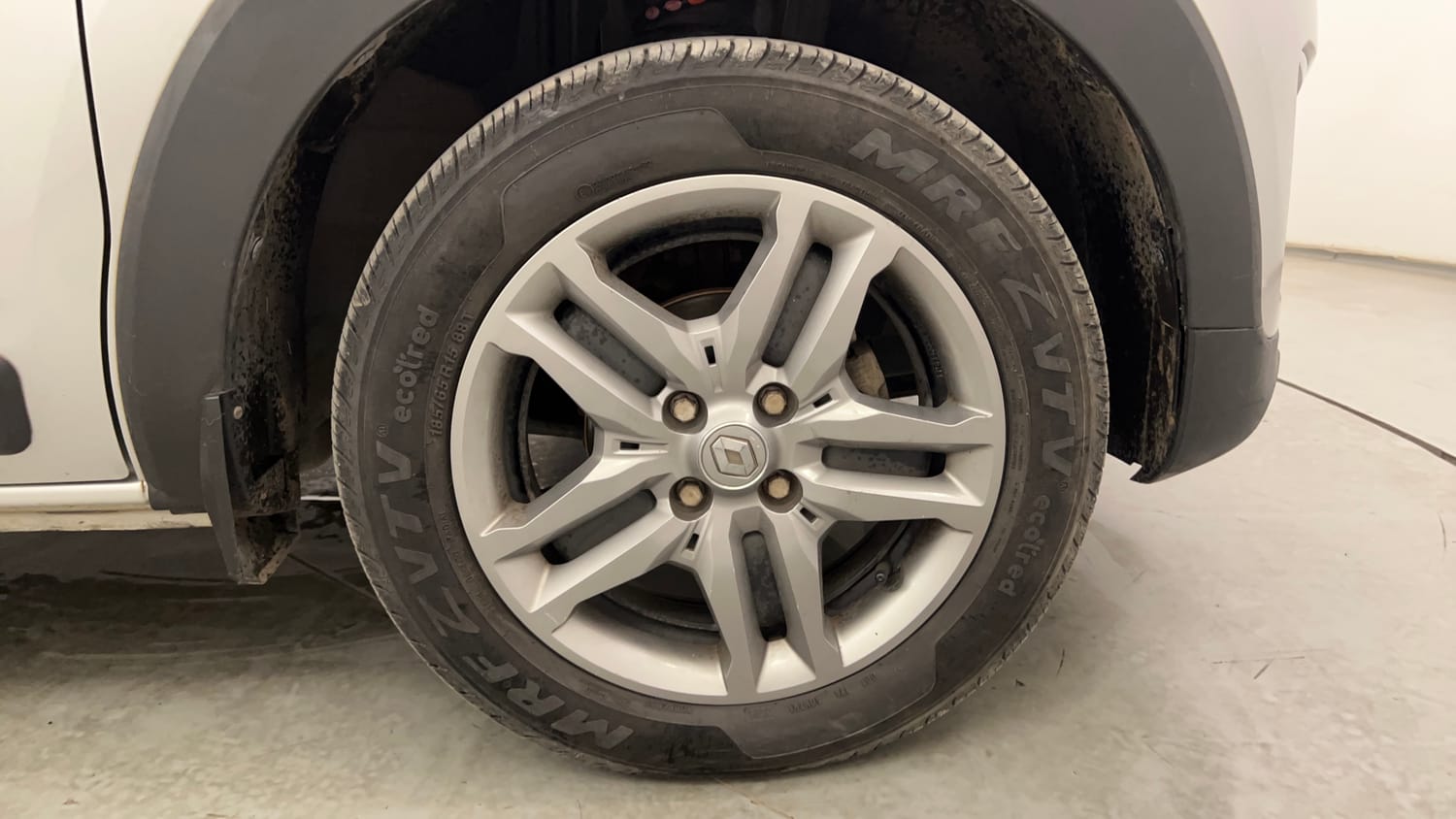 Used 2024 Renault Triber RXZ Petrol Manual tyres RIGHT FRONT TYRE RIM VIEW